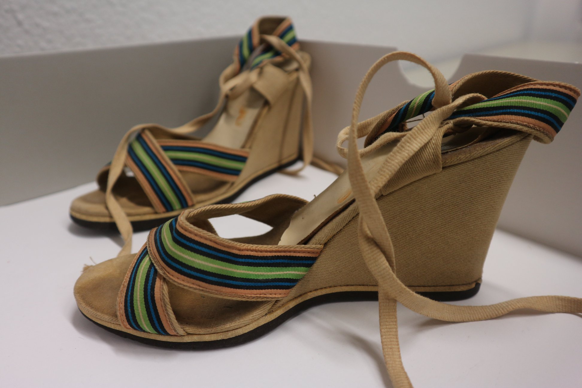 Schuhe von Tina A., die sie bei der Ausreise von Ghana nach Deutschland trug, um 1980. Foto: DOMiD-Archiv, Köln