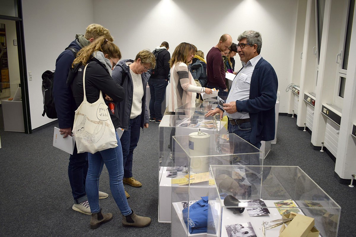 DOMiD-Vorstandsmitglied, Ahmet Sezer, mit Besucher*innen der Ausstellung "Facetten" im Rahmen der Museumsnacht Köln 2019.