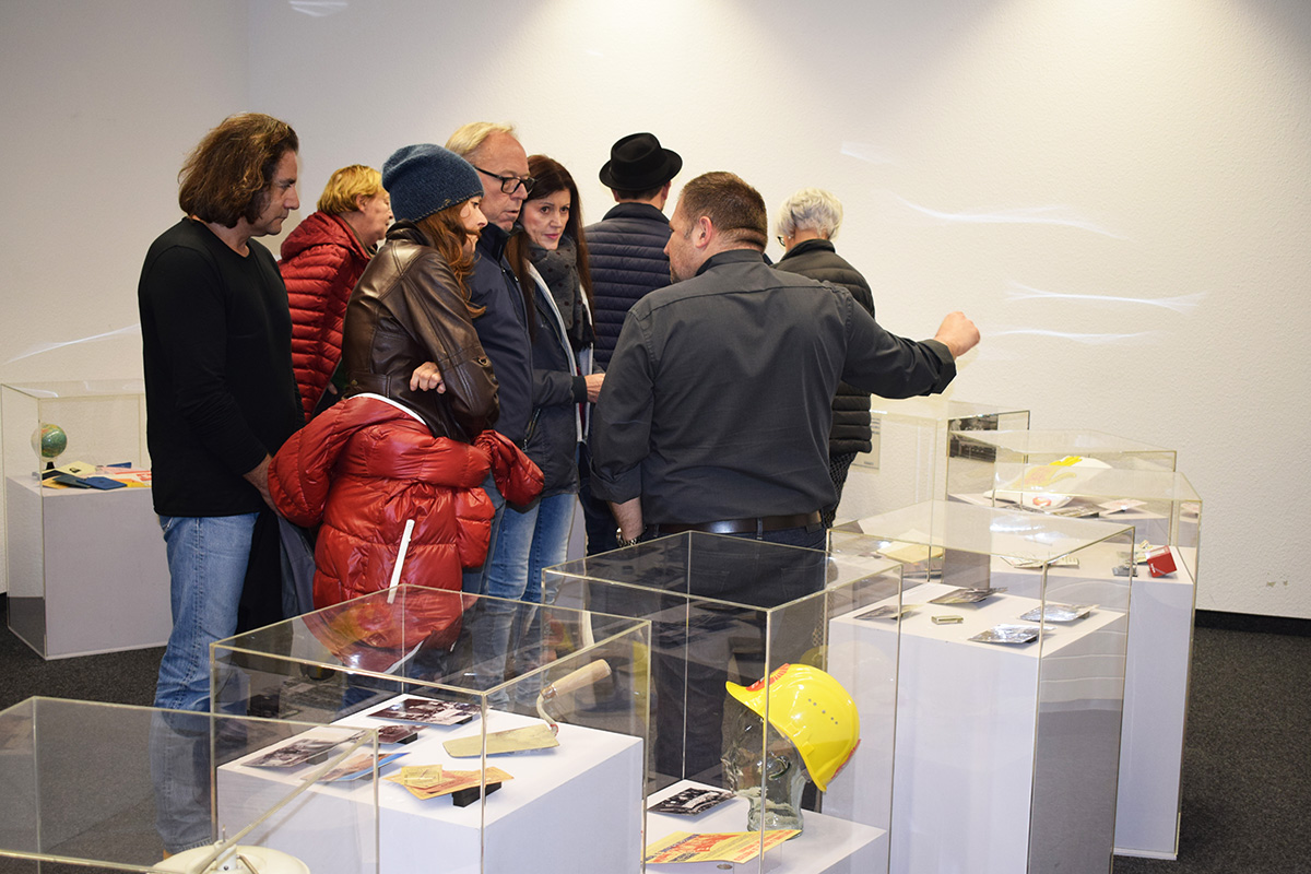 DOMiD-Vorstandsmitglied Murad Bayraktar, mit Besucher*innen der Ausstellung "Facetten" im Rahmen der Museumsnacht Köln 2019.