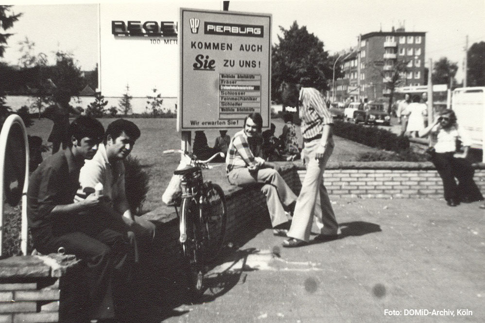 Arbeiter*innen bei Pierburg auf dem Firmengelände, 1973, DOMiD-Archiv, Köln E0890,31
