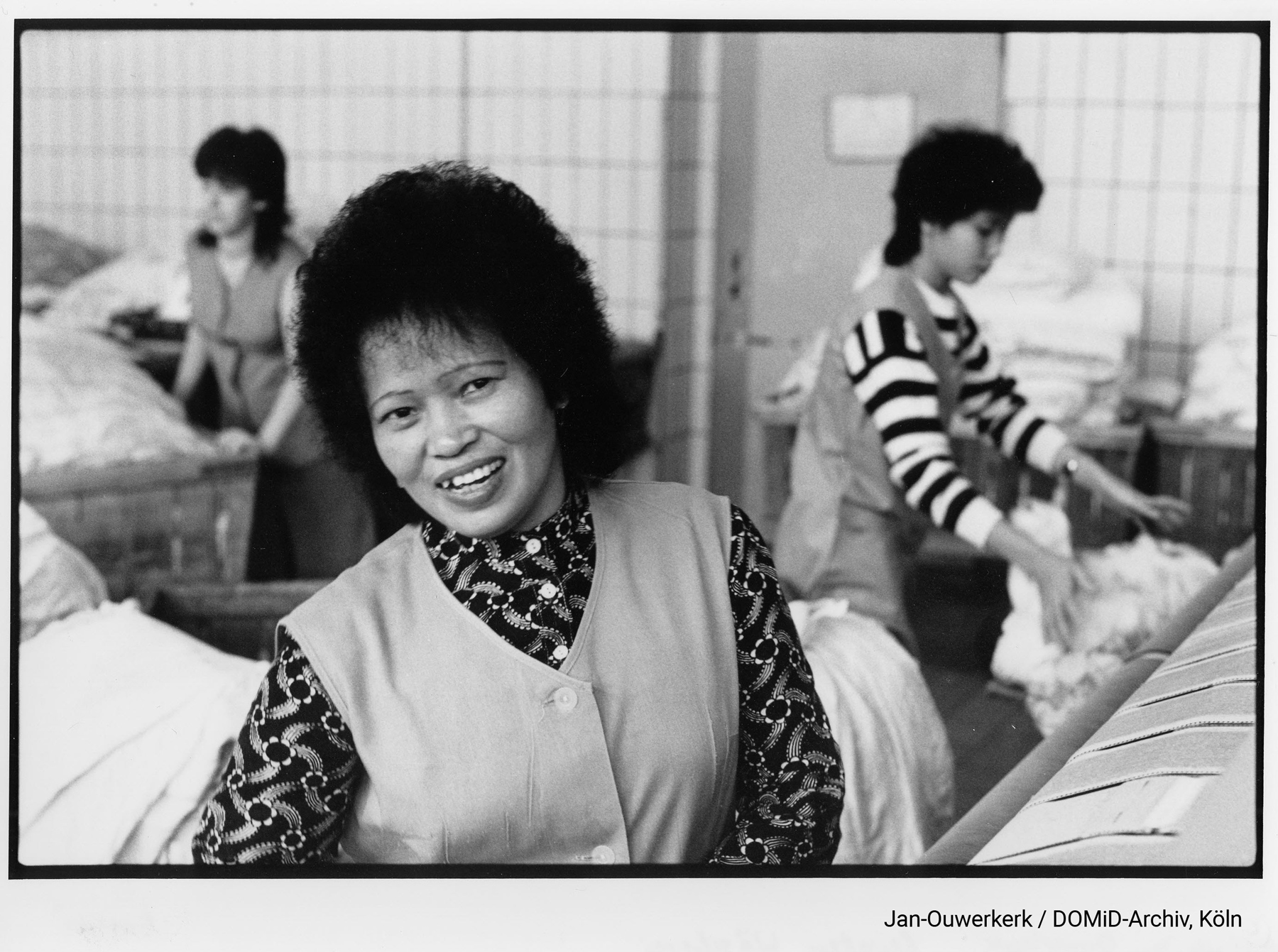 Die Rewatex Wäscherei in Berlin-Pankow, Dezember 1990. Das Wäschereikombinat Rewatex beschäftigte vor der Wende einige Hundert vietnamesische Arbeitsmigrant*innen. Foto: Erik-Jan Ouwerkerk/DOMiD-Archiv, Köln, E 0111,0060