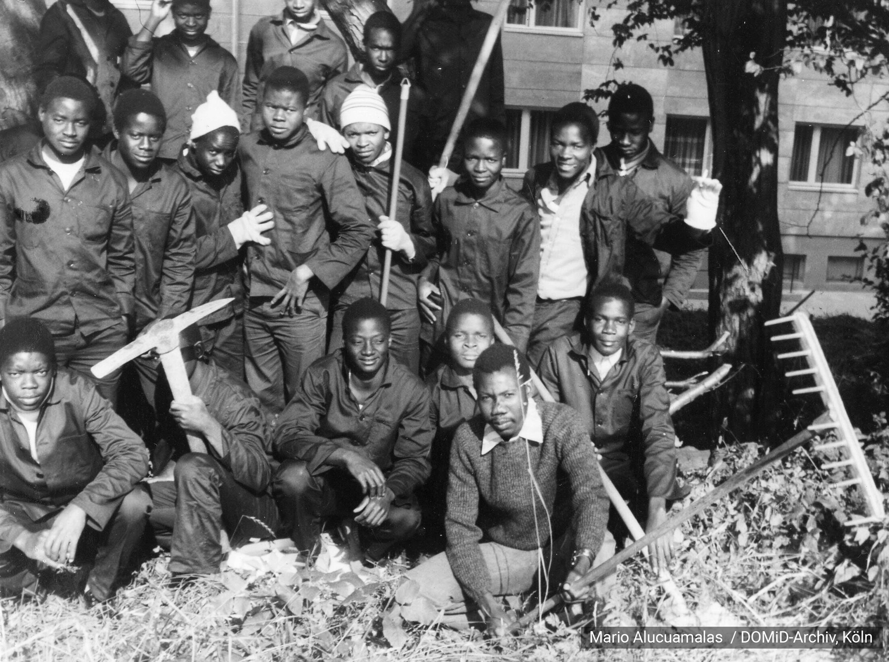„Diese Mosambikaner*innen wollten nicht als Obstbauern arbeiten. Sie haben solange rebelliert, bis sie versetzt wurden.“ Foto: Mario Alucuamalas/DOMiD-Archiv, Köln, E 0288,0001