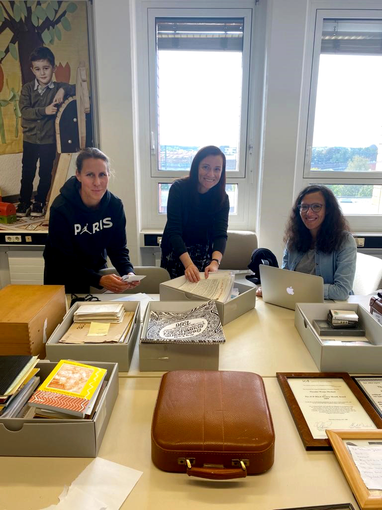 The granddaughter Kirsten Wonja Koehler, DOMiD collection manager Bengü Kocatürk-Schuster and the former research assistant of DOMiD, Bebero Lehmann, during the inspection of the stock, which finds its way into the DOMiD collection as a permanent loan. Photo: DOMiD Archive, Cologne
