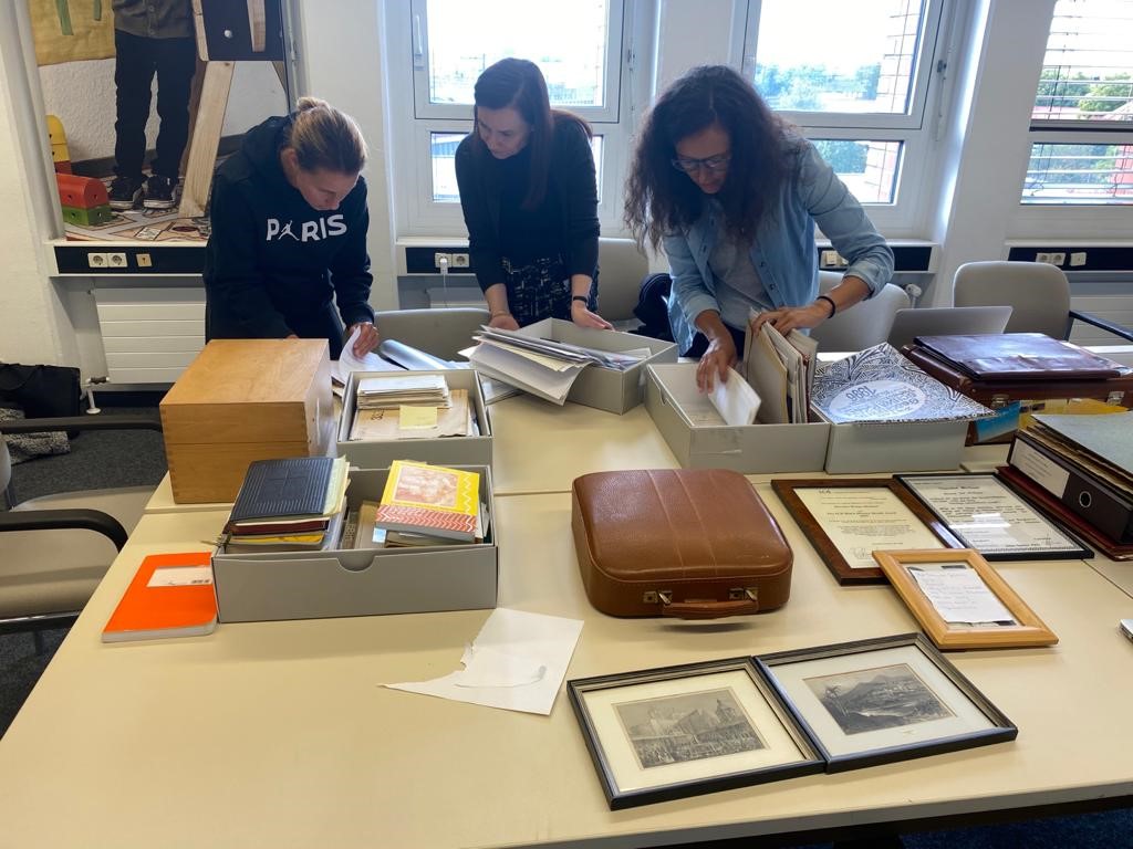 The granddaughter Kirsten Wonja Koehler, DOMiD collection manager Bengü Kocatürk-Schuster and the former research assistant of DOMiD, Bebero Lehmann, during the inspection of the stock, which finds its way into the DOMiD collection as a permanent loan. Photo: DOMiD Archive, Cologne