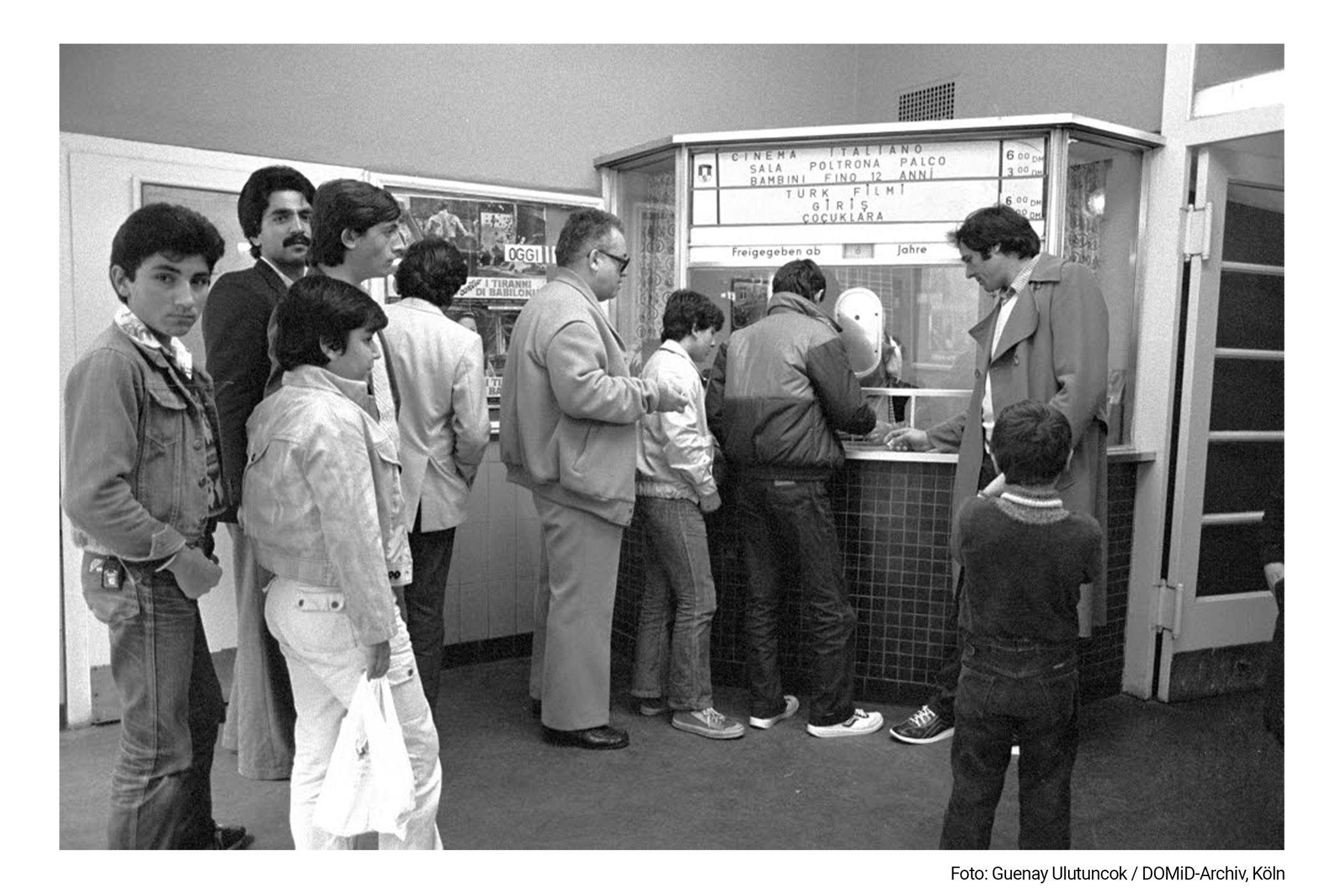 In einem Kino in der Kölner Weidengasse werden ein türkischer und ein italienischer Film gezeigt. Die Anwesenheit von sog. Gastarbeiter eröffnete in Deutschland selbstverständlich auch neue Märkte für Güter, die speziell auf Migrant*innen als Konsument*innen abzielten.