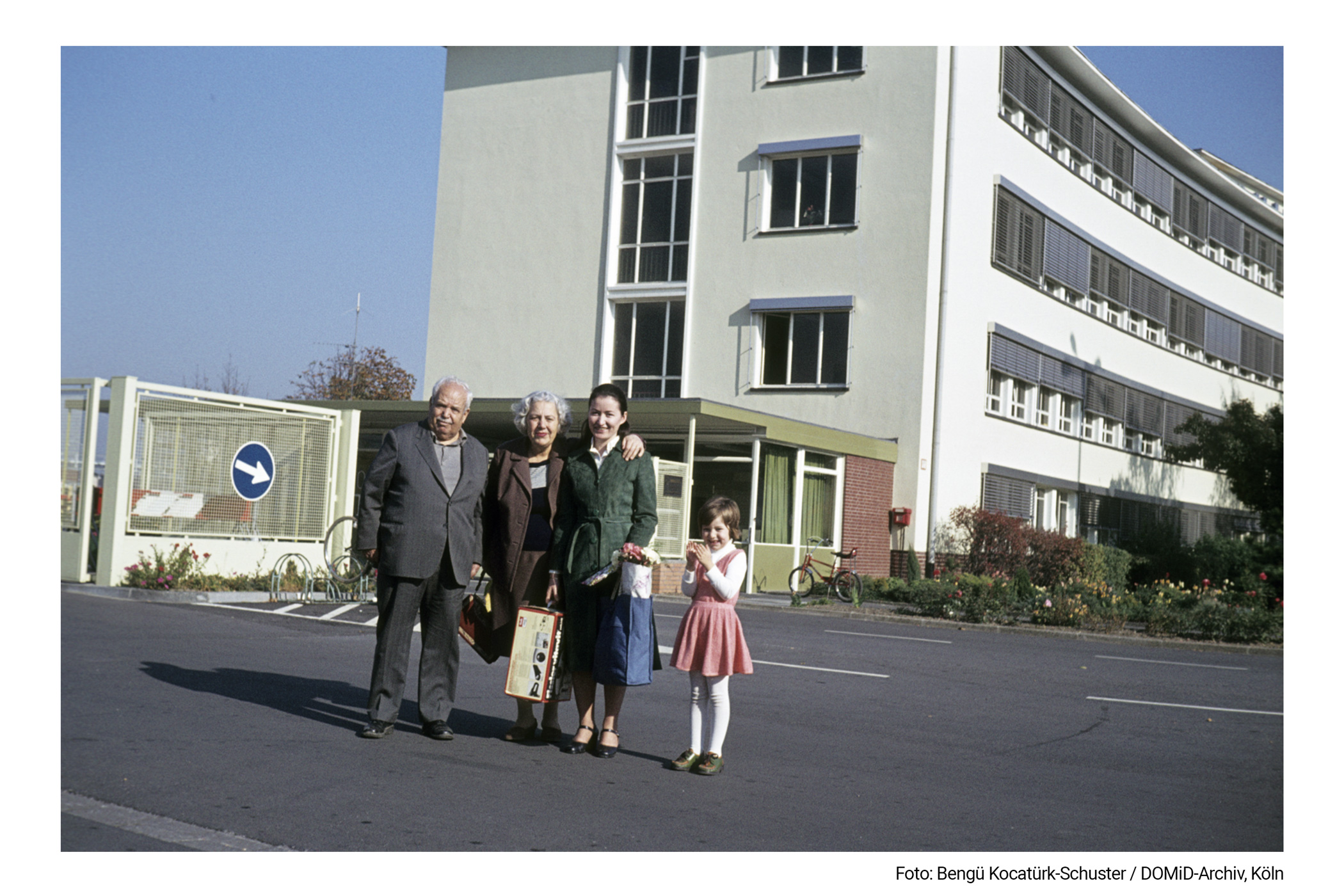 A family picks up the girl's mother after her workday at Philips in Krefeld Linn. The grandparents, with whom the granddaughter lived for many years, had arrived from Turkey shortly before. This picture illustrates the fate of the "suitcase children" who commuted between Germany and Turkey because of their parents' jobs.