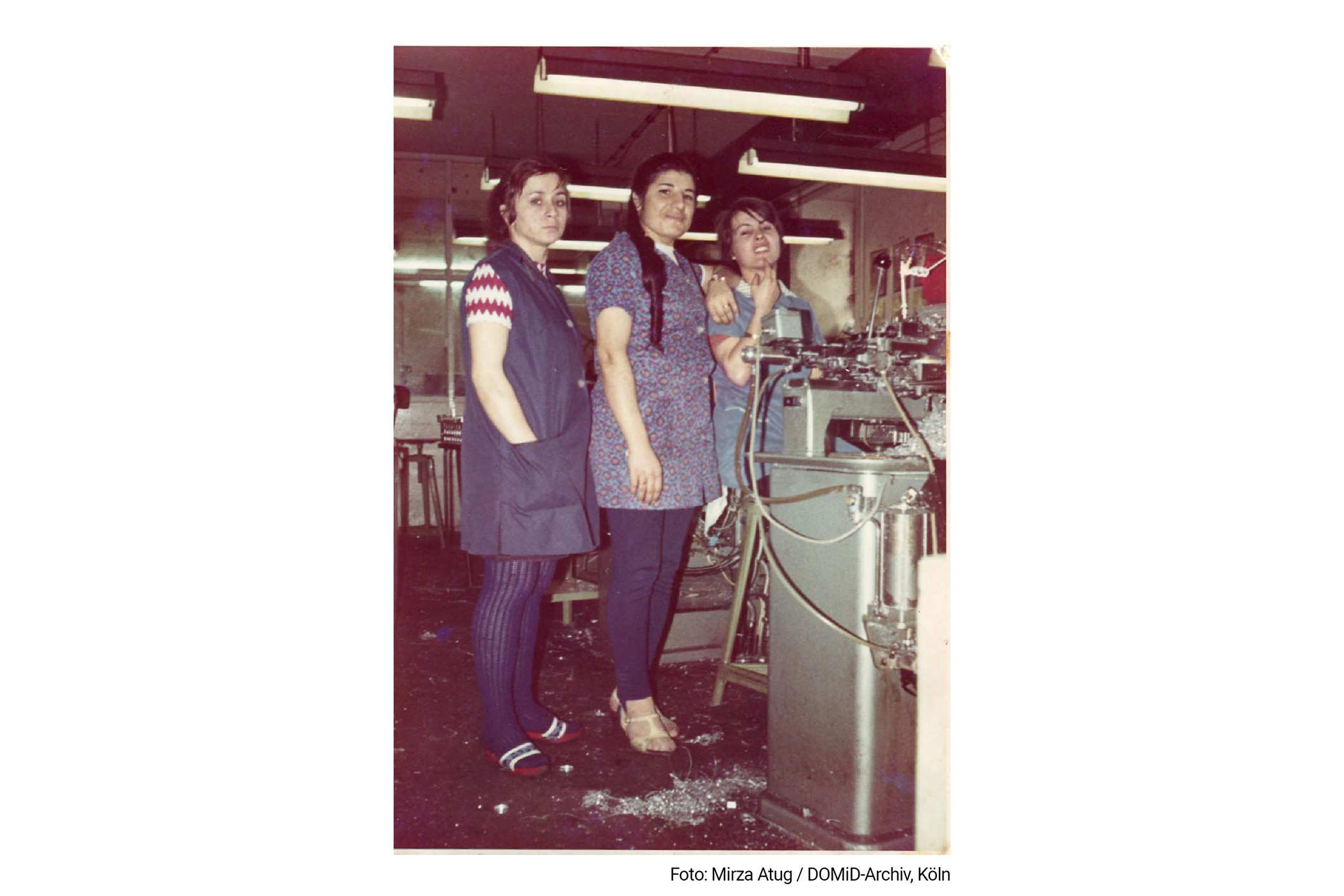 Die sog. Gastarbeiter wurden größtenteils im Industriesektor eingesetzt. Oftmals gingen sie dabei „geschlechtsspezifischen“ Tätigkeiten nach, wie diese Frauen bei der Firma Paul Oubrier, einem Knopf-Hersteller. Die Arbeiterin in der Mitte kam 1968 allein nach Deutschland und wohnte in einem Frauenwohnheim in Gummersbach.