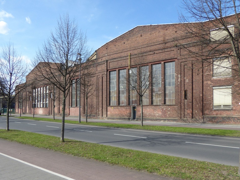 Die Außenfassaden der Hallen 70 (im Vordergrund) und 71 (im Hintergrund) an der Dillenburger Straße in Köln-Kalk. Foto: DOMiD-Archiv, Köln