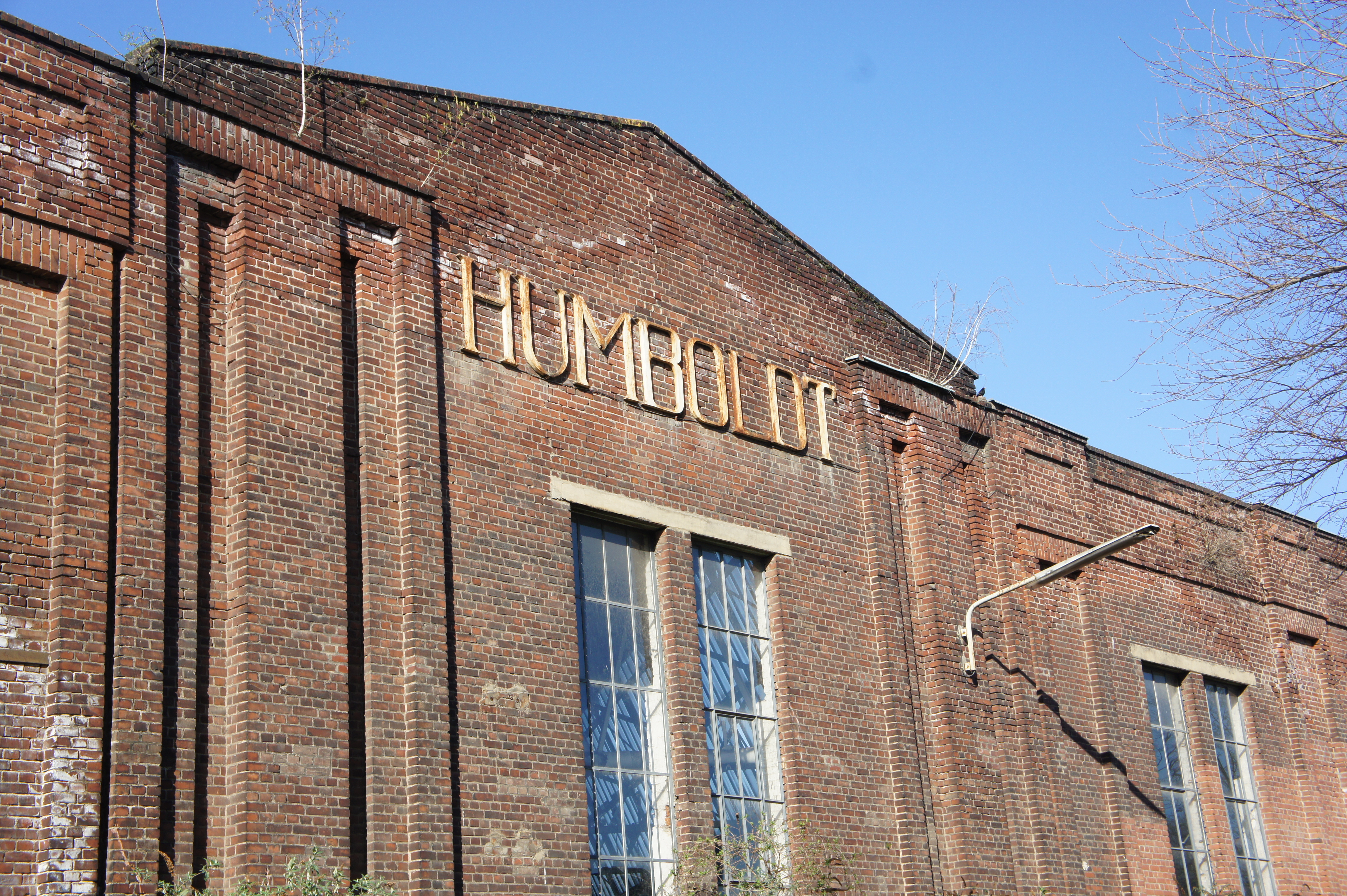 Der Schriftzug an der Halle 60 erinnert an die ehemalige Maschinenfabrik Humboldt. Foto: DOMiD-Archiv, Köln