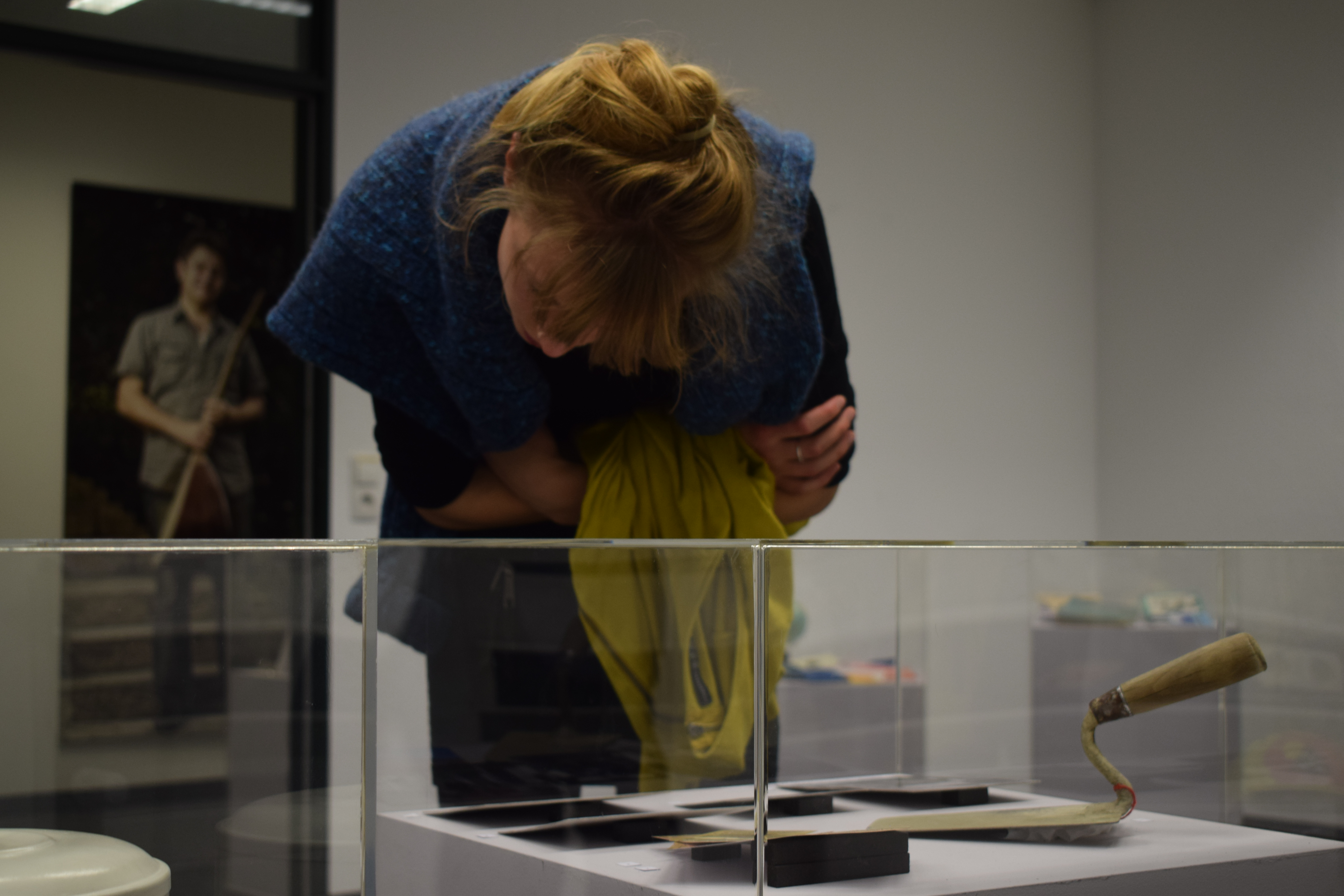 A visitor at an exhibition with objects from the DOMiD collection.  Photo: DOMiD Archive, Cologne