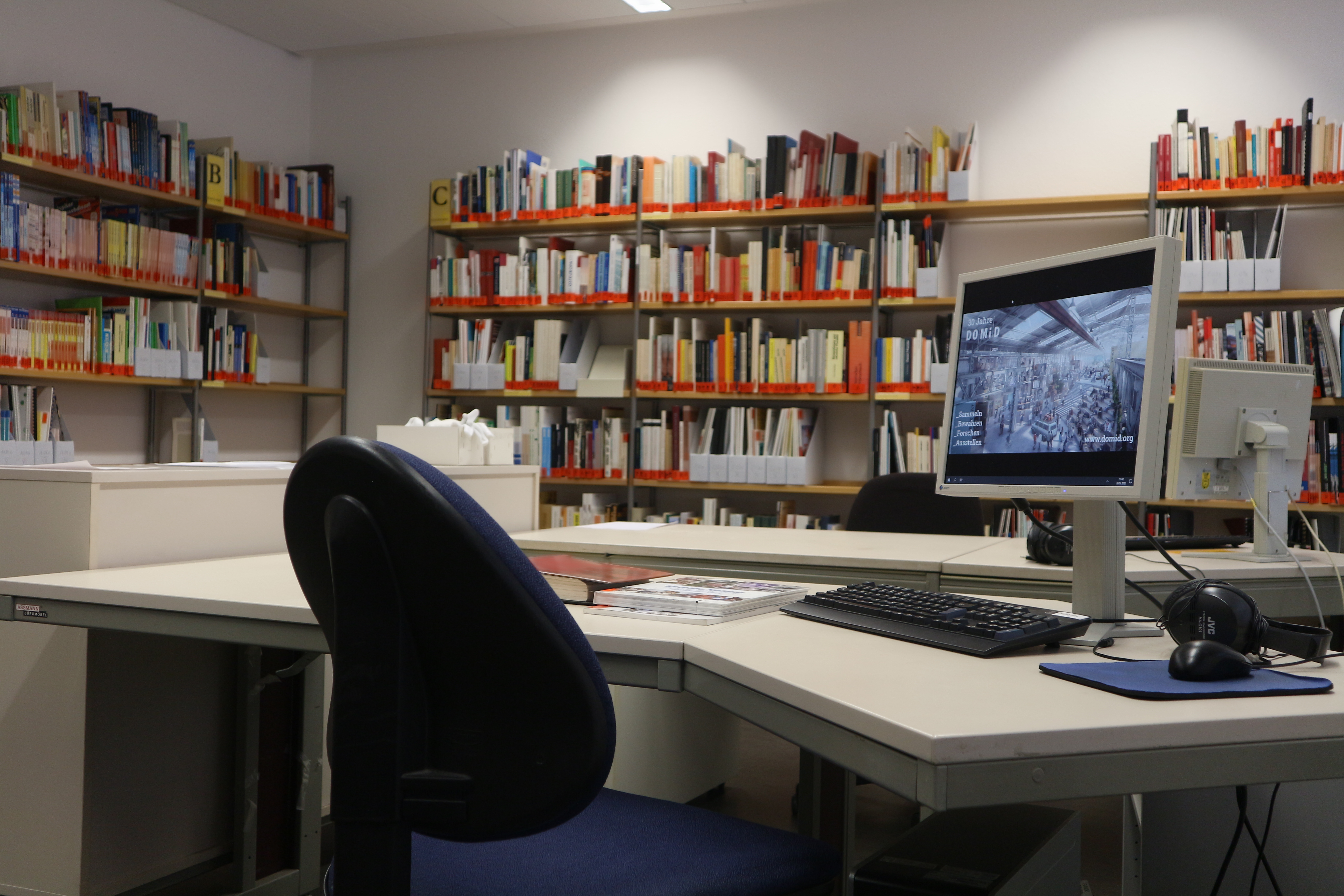 Die DOMiD-Bibliothek mit Arbeitsplätzen für Archivrecherchen. Foto: DOMiD-Archiv, Köln