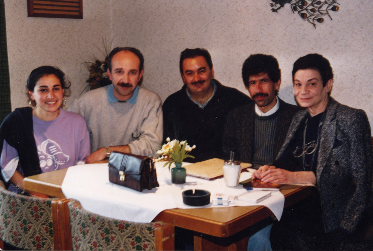 1990: In 1988, migrants from Turkey developed the idea of creating a publicly accessible archive about migration from Turkey. The original vision was to establish a Europe-wide center. Later, migration in Germany became the core of the concept. The photo shows from left to right Sevtap Sezer, Aytaç Eryılmaz, Muhittin Demiray, Ahmet Sezer and Gönül Göhler. Photo: DOMiD Archive, Cologne