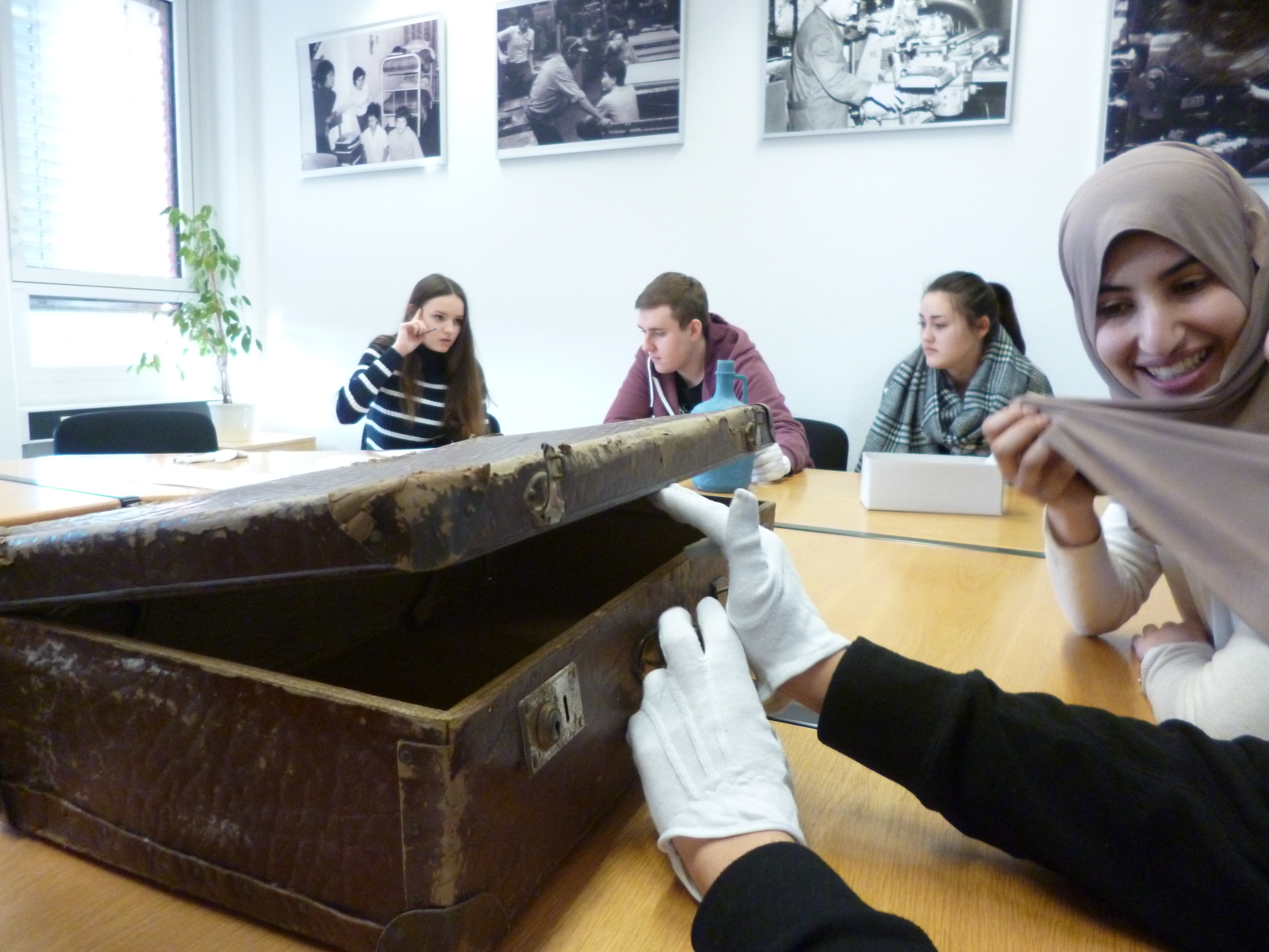 2014: "DOMiD macht Schule" (DOMiD goes to school): In the project, which DOMiD carried out as part of an educational partnership with the Käthe Kollwitz School from Leverkusen, seven teaching units on migration and migration history in Germany were developed. The collection of materials can be used as a basis for the thematic complex "German migration history" especially for the subject history of secondary levels I and II of all school types. Photo: DOMiD Archive, Cologne
