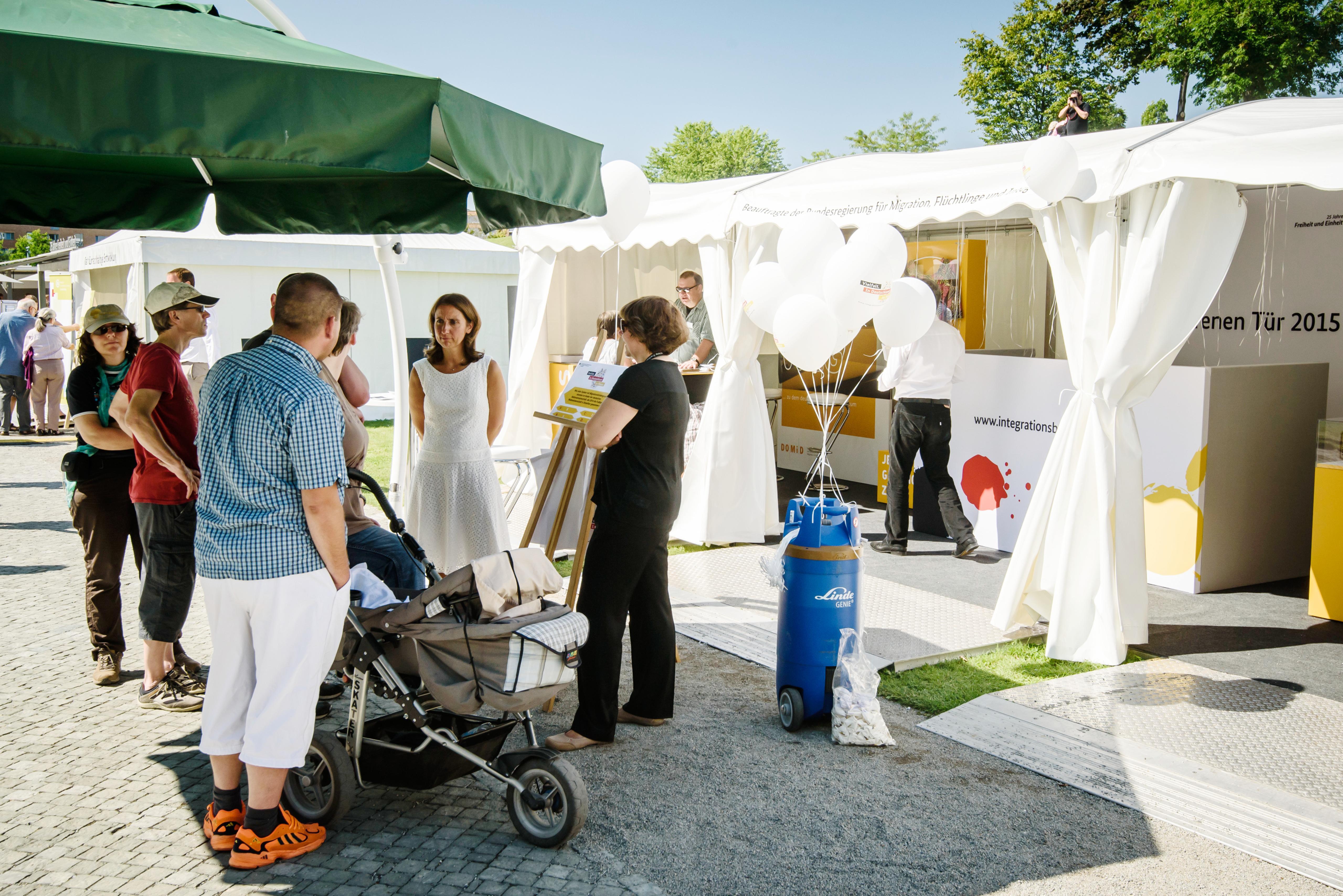 2015: On August 29 and 30, 2015, DOMiD was represented with a specially designed mobile exhibition unit at the Federal Government's Open Day. Prominently placed right next to the booth of Aydan Özoğuz, the Minister of State for Migration, Refugees and Integration, members of the board and the office together were able to inspire thousands of visitors* about DOMiD's project. Photo: DOMiD Archive, Cologne