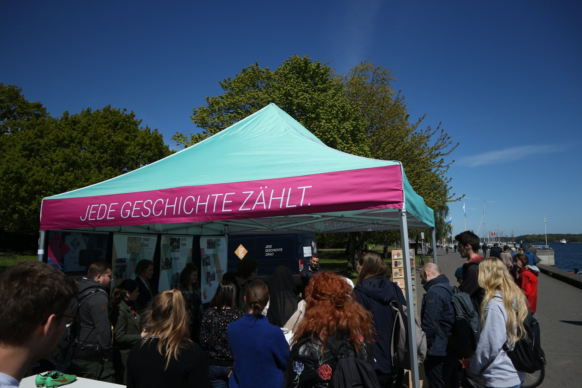 2019: Since the beginning of February, #Meinwanderungsland has been touring across Germany. In 24 different cities, the team set up the interactive exhibition and storytelling platform, organized workshops and city tours. The goal of the exhibition was to convey migration as a normal case to visitors. Under the hashtag #Meinwanderungsland, many submitted their own photo and video contributions and thus helped shape the exhibition through their own stories. Highlights of the #Meinwanderungsland tour included the opening in the Düsseldorf state parliament as well as workshops and events in Mannheim, Erfurt, Dresden, Magdeburg, Bremen and Berlin. The conclusion of the #Meinwanderungsland tour in Hamburg with the concert of Esther Bejarano and the Microphone Mafia was also particularly nice. Photo: DOMiD Archive, Cologne