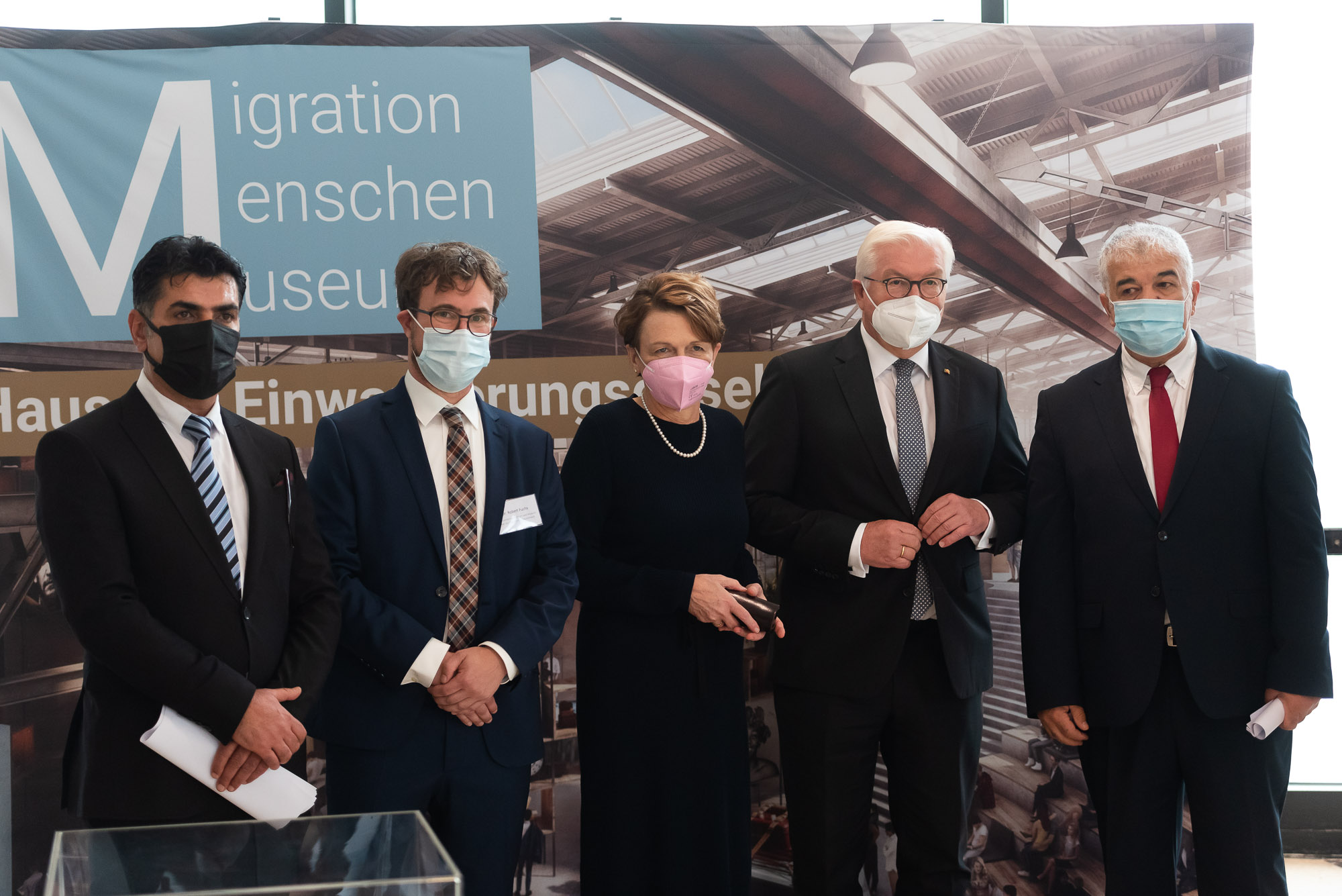 In front of the banner of the "House of Immigration Society": Federal President Frank-Walter Steinmeier, spouse Elke Büdenbender and board members of the TGD. Photo: Andreas Schwarz