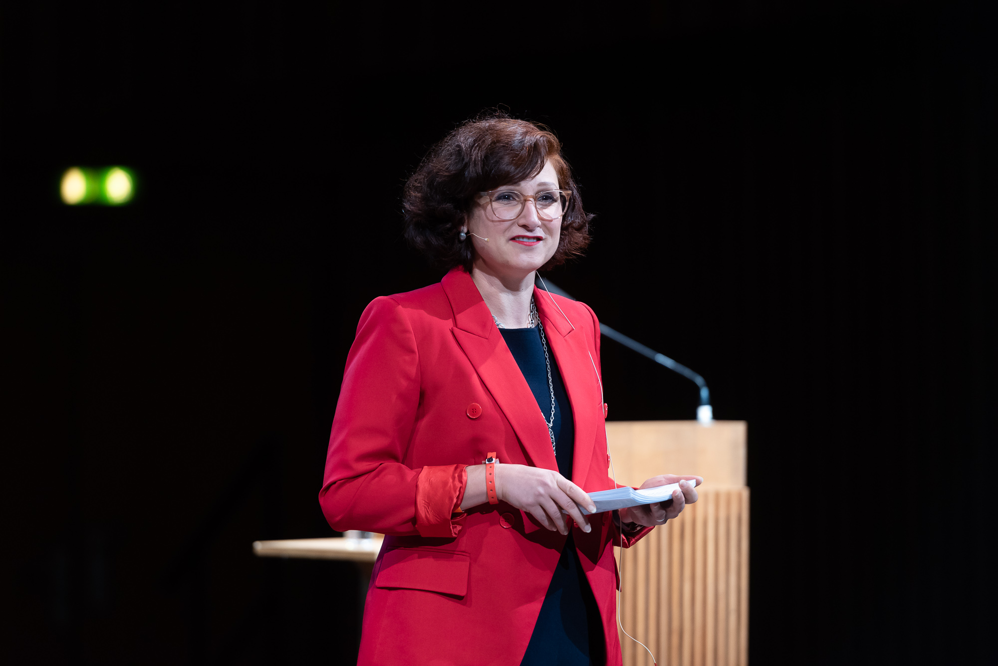 Ferda Ataman, chairwoman of the "New German Media Makers," led the ceremony with aplomb. Photo: Andreas Schwarz