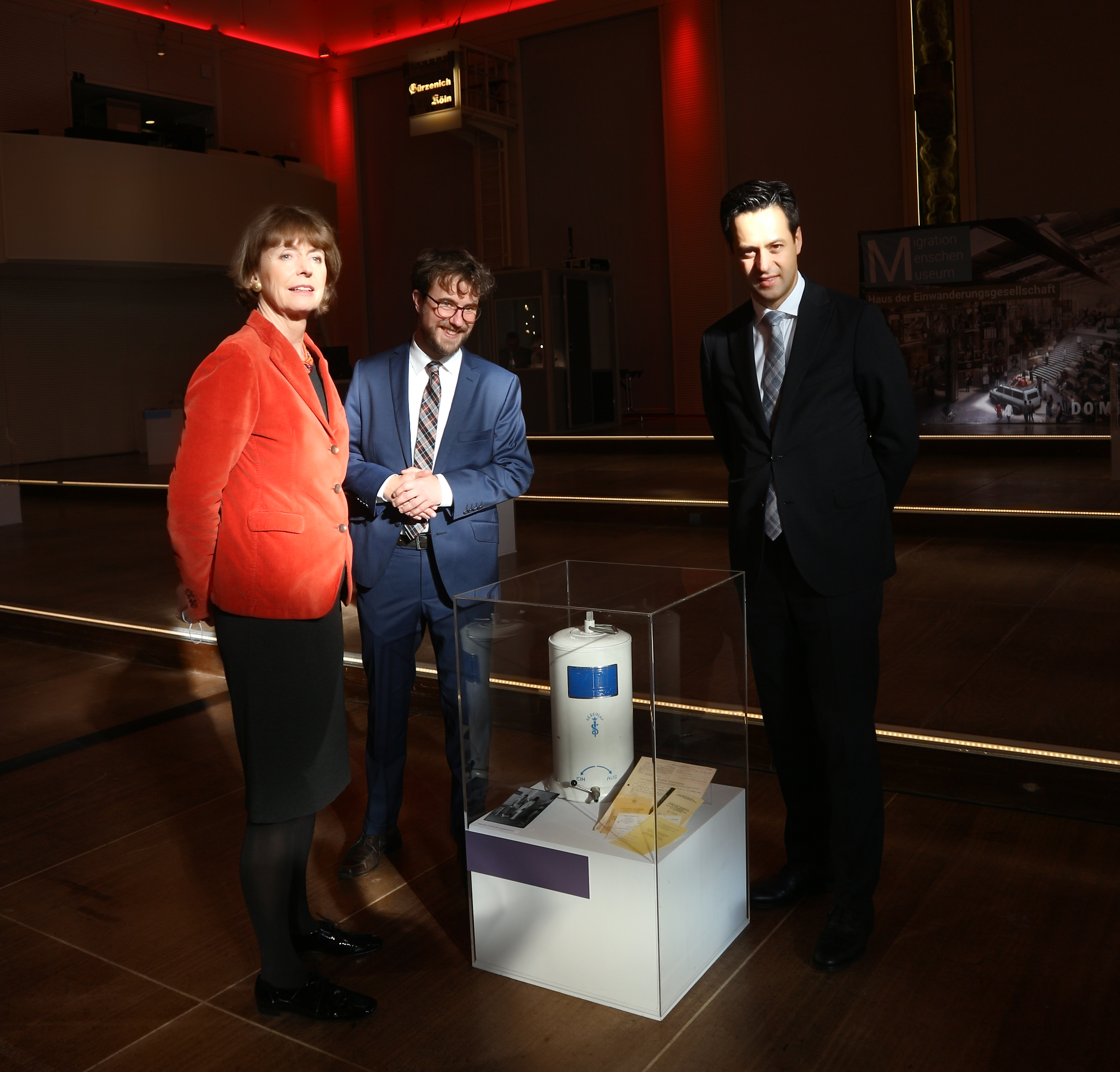 Lord Mayor Henriette Reker, Turkish Consul General Turhan Kaya and DOMiD Managing Director Dr Robert Fuchs gathered at our exhibition during the ceremony in Cologne's Gürzenich. Photo: DOMiD Archive, Cologne