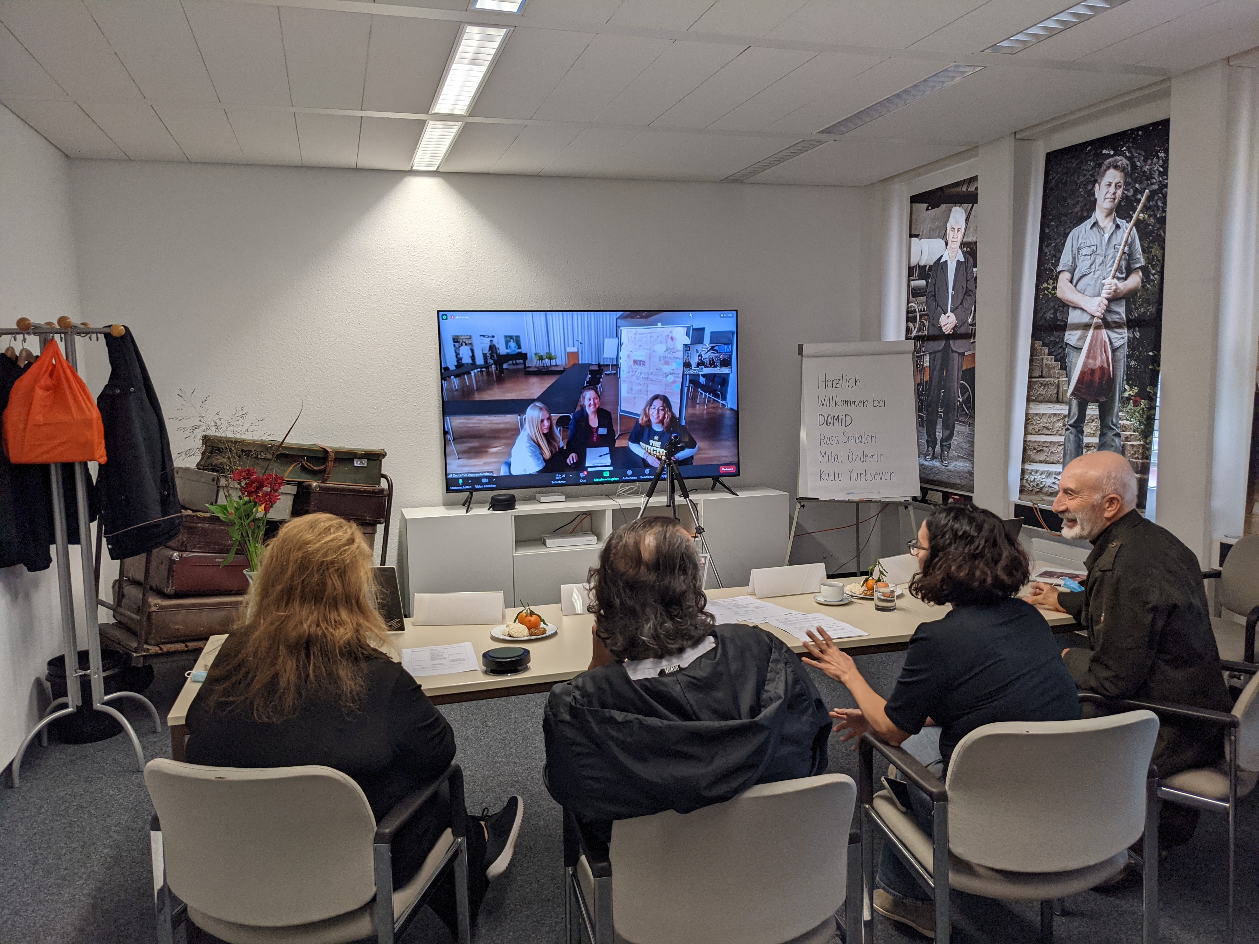 The three contemporary witnesses Rosa Spitaleri, Kutlu Yurtseven and Mitat Özdemir spoke to the two students Fatima and Lily in Bremerhaven in an online format. Photo: DOMiD Archive, Cologne