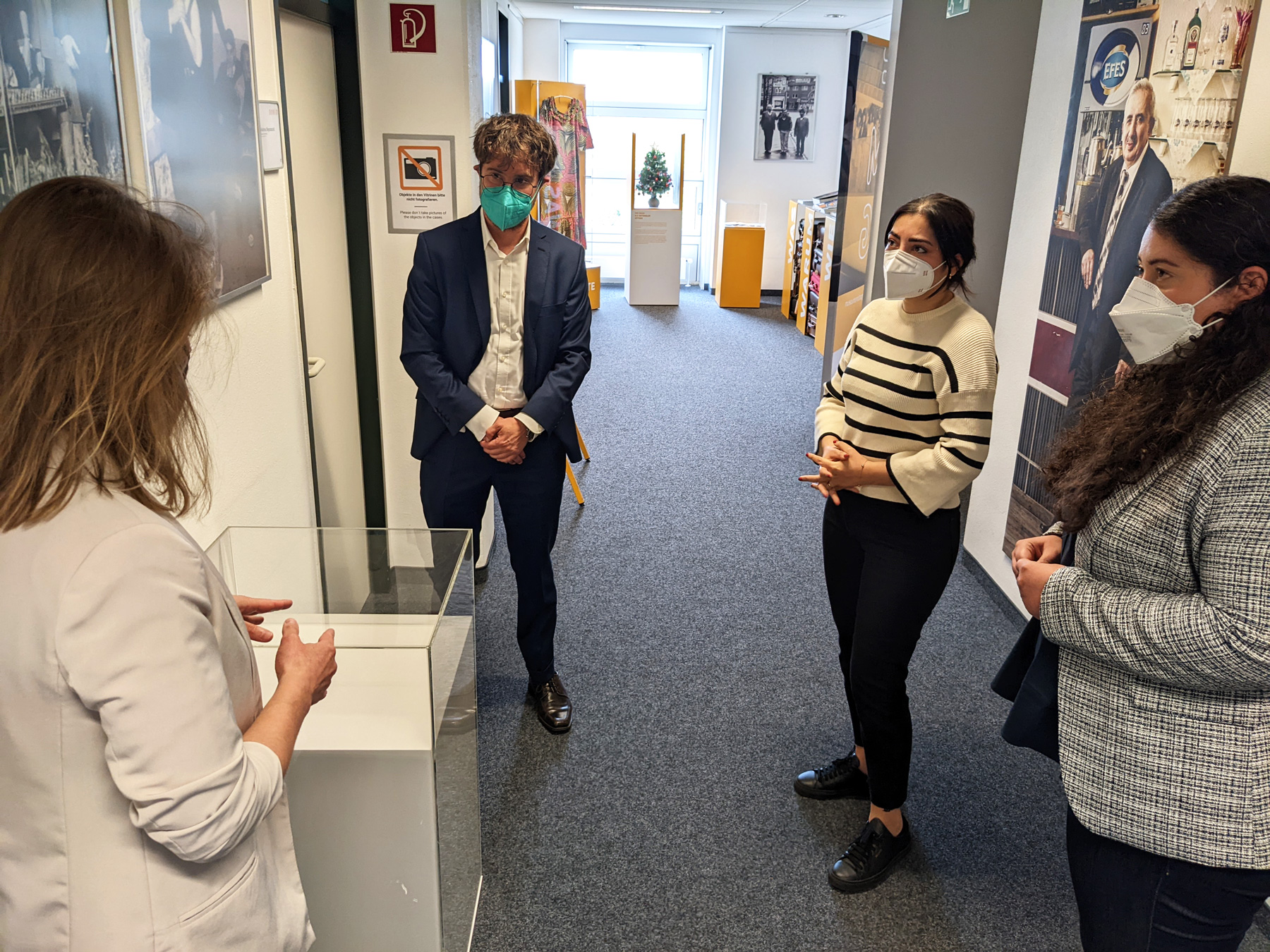 Topics such as identity, hierarchies of migrant groups, admission procedures or camps and reception facilities were also not left out of the tour at DOMiD.