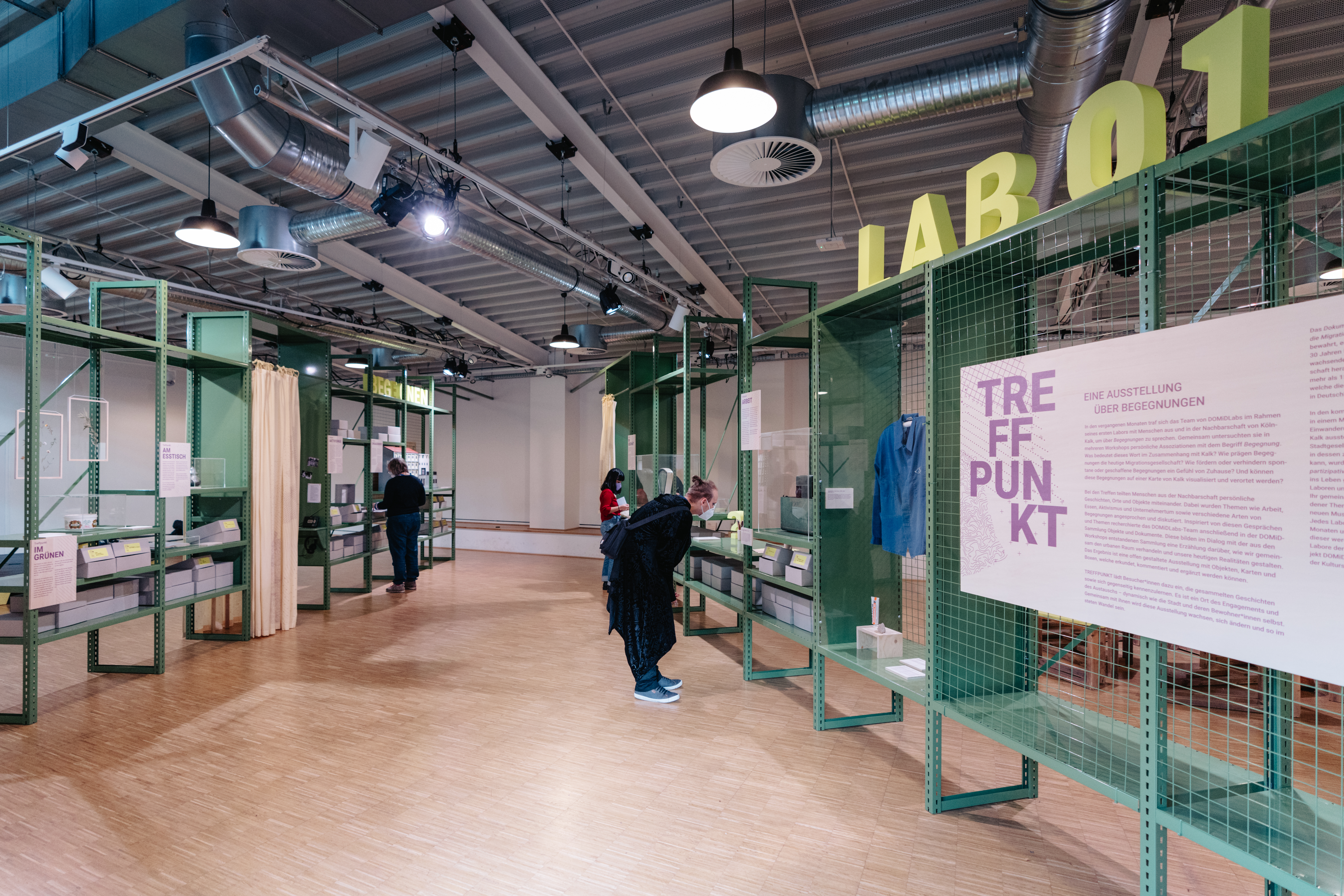 Das Ausstellungsdesign bildete ein grünes Regalsystem, das in zwei gegenüberliegenden Reihen in der Mitte des Raumes aufgebaut war. Foto: Fadi Elias - In-Haus Media 2022