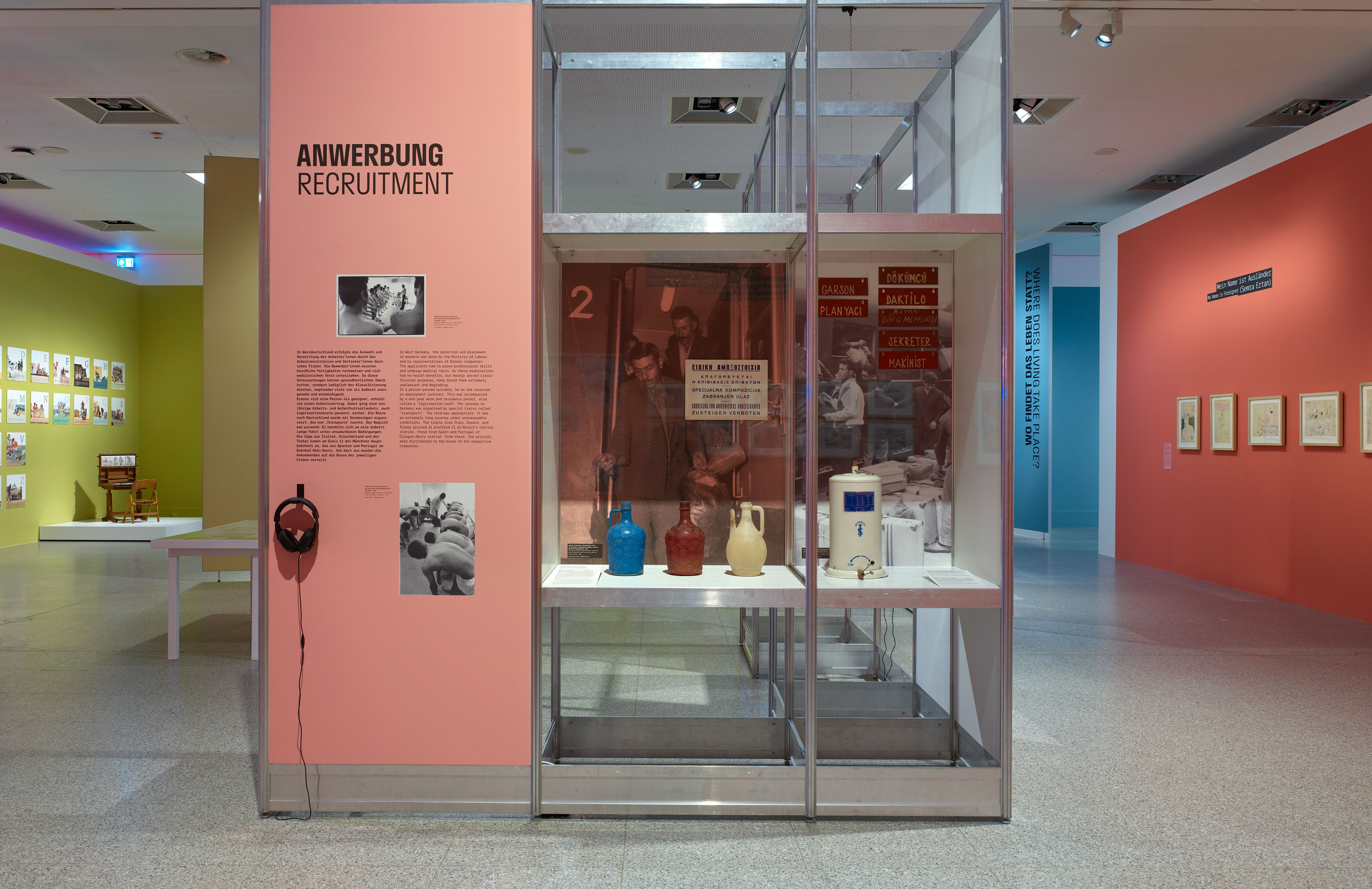 Ausstellungsansicht: Objekte aus der DOMiD-Sammlung zur Anwerbung von Arbeitsmigrant*innen. Foto: Bundeskunsthalle/Simon Vogel