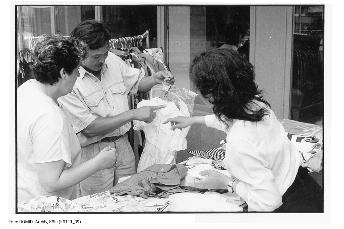 In Ostdeutschland haben ehemalige Vertragsarbeiter:innen aus Vietnam nach 1989 eine wichtige Rolle im Kleinhandel eingenommen. Für sie war der Handel häufig die einzige Einkommensquelle. Foto: Erik-Jan Ouwerkerk / DOMiD-Archiv, Köln