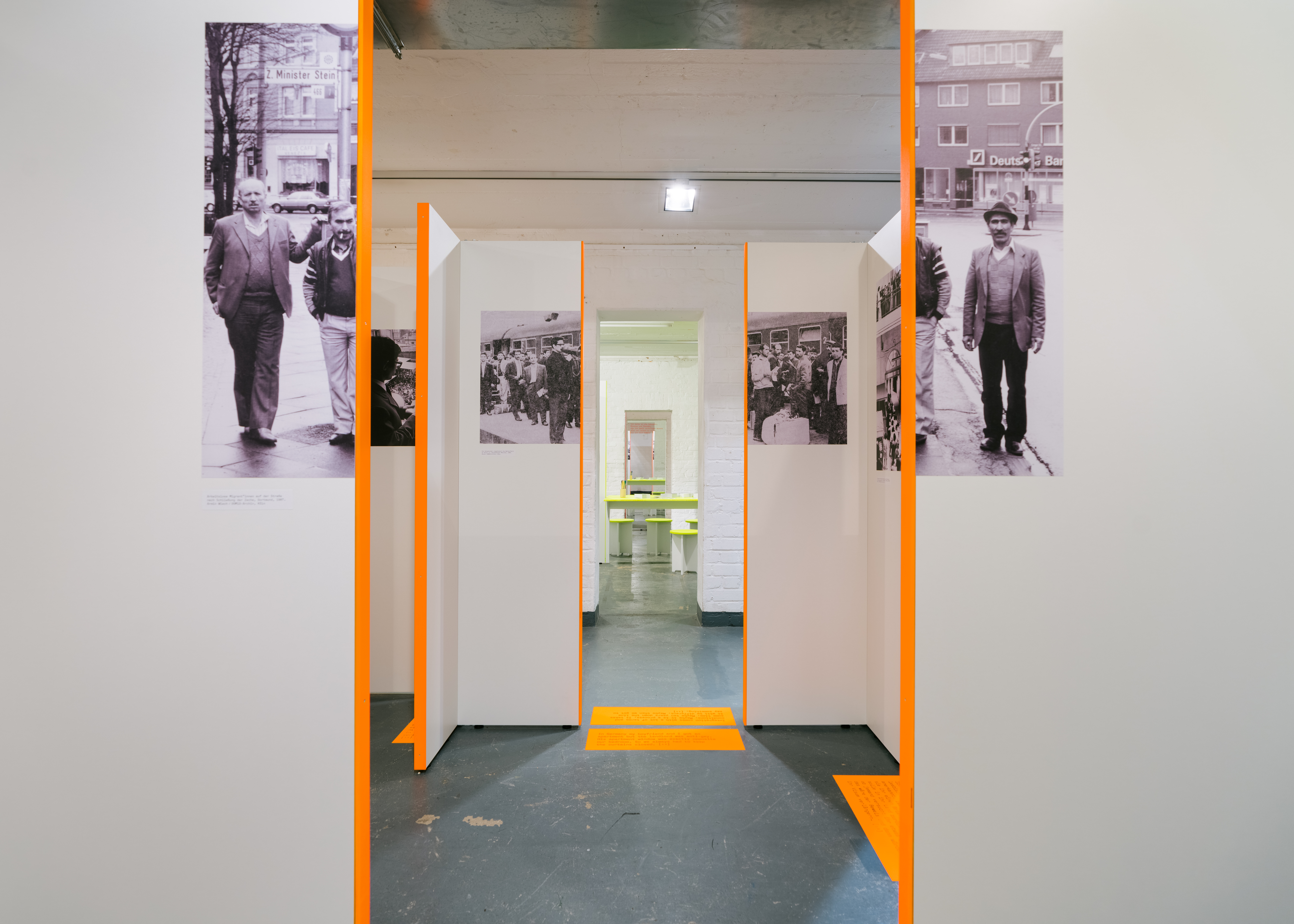 „Mind The Gap!“ beschäftigte sich mit bislang fehlenden LGBTIQA+ Perspektiven in der DOMiD-Sammlung. Die Ausstellung war vom 31.03. – 04.05.2023 in der Galerie im Kulturbunker Köln-Mülheim zu sehen. Foto: Fadi Elias – In-Haus Media 2023
