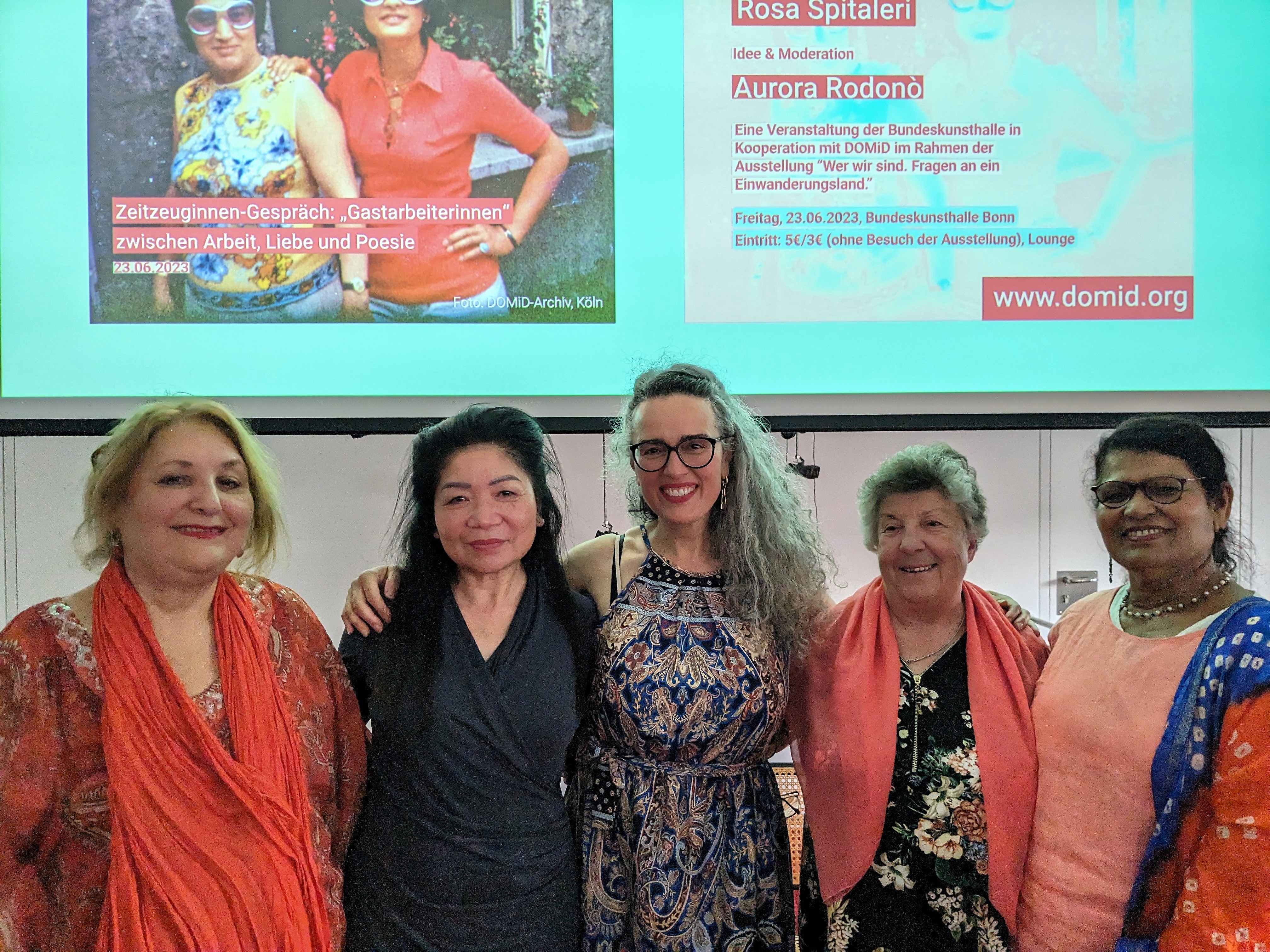 The protagonists of the evening, from left to right: Rosa Spitaleri, Mai Phương Kollath, moderator Aurora Rodonò, Asimina Paradissa, Veronca Oommen. Photo: DOMiD Archive, Cologne