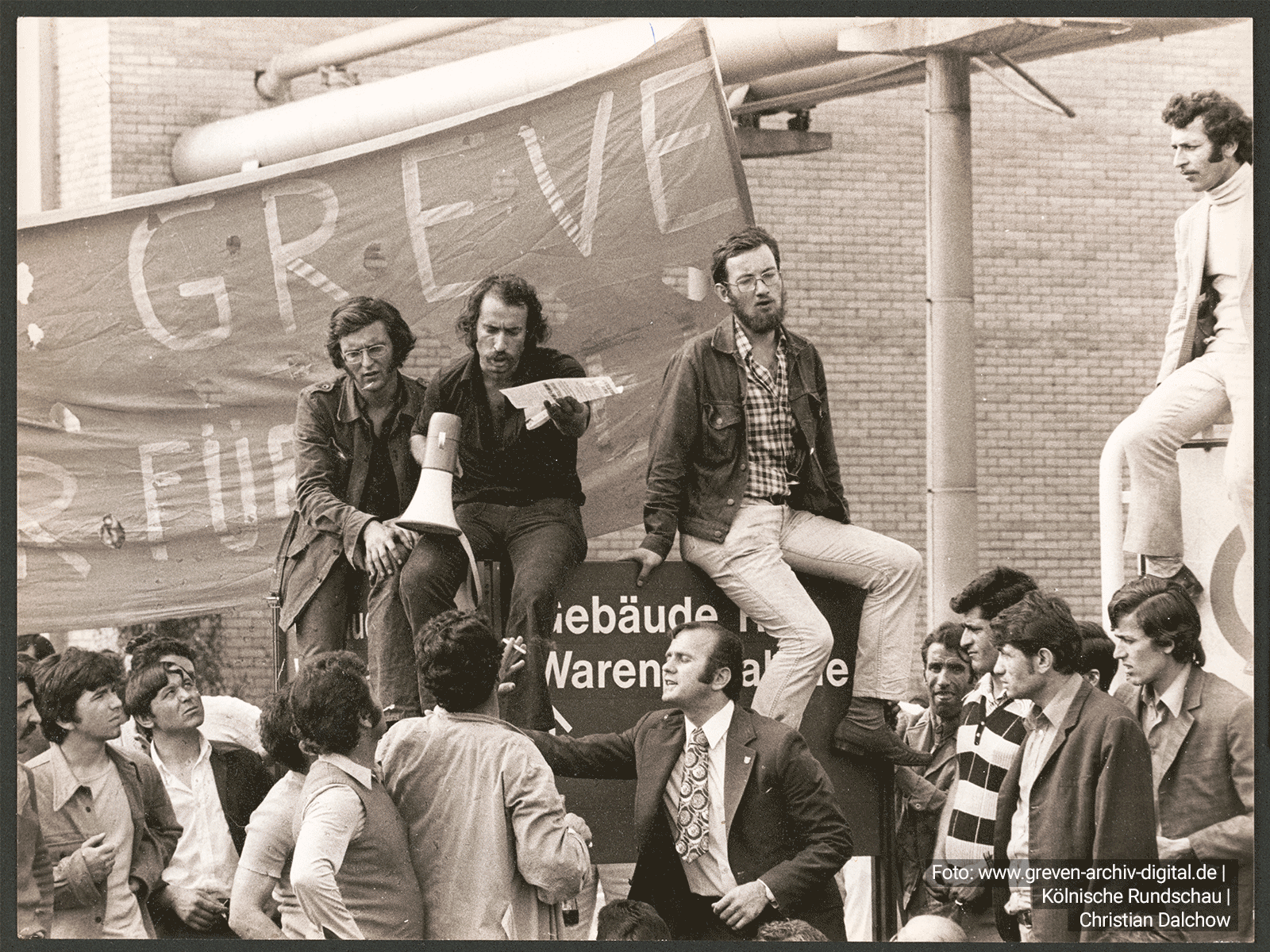 Einer der Streikführer, Baha Türgün, mit Megaphon bei dem Streik in den Ford-Werken in Köln-Niehl im August 1973. Foto vom 28.08.1973. Foto: www.greven-archiv-digital.de | Kölnische Rundschau | Christian Dalchow