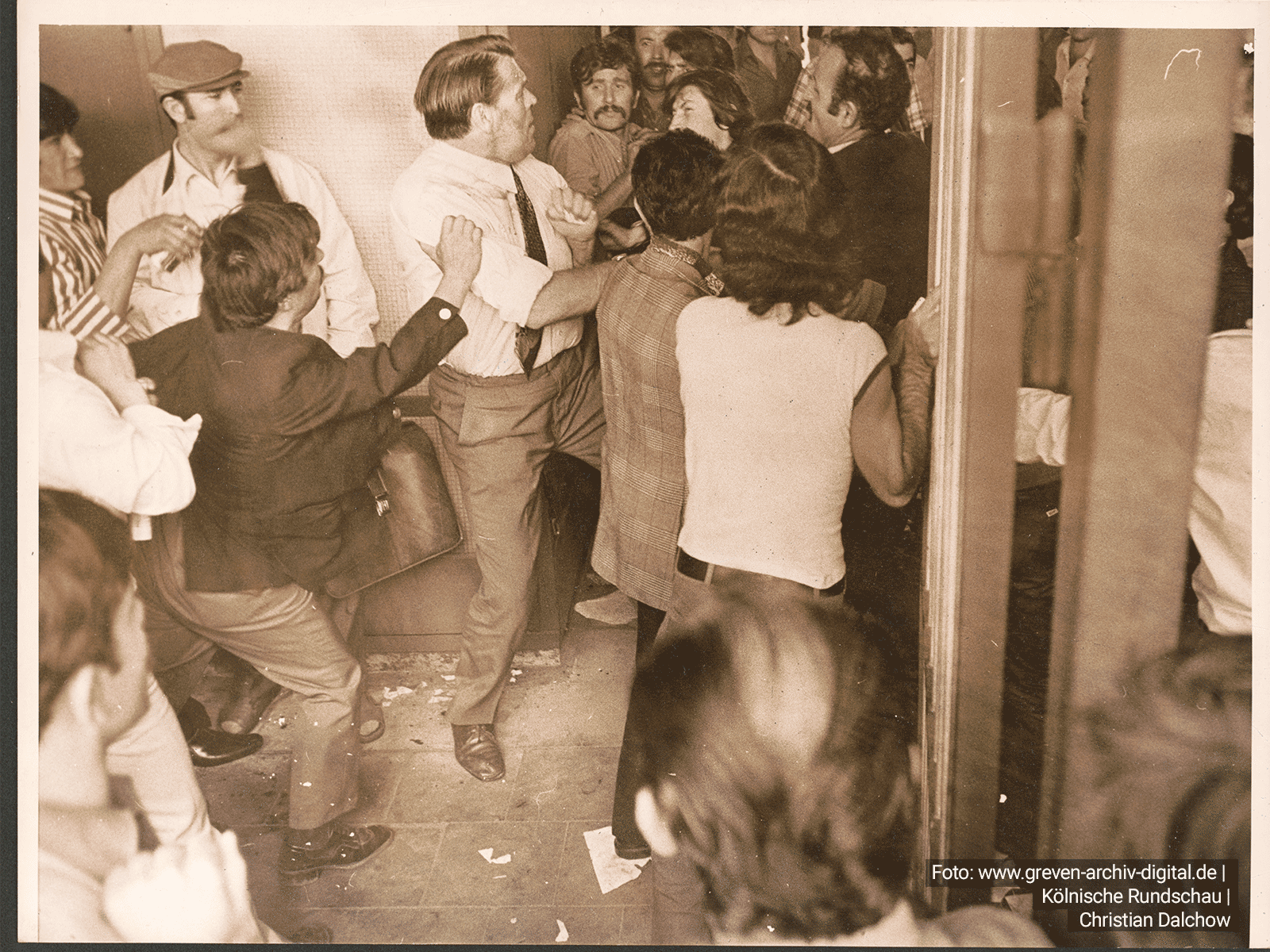 During the "wildcat" strike at Ford, the peace obligation was not observed. Clashes broke out between the migrant workers, the plant security and the police. Photo from 28.08.1973, Photo: www.greven-archiv-digital.de | Kölnische Rundschau | Christian Dalchow