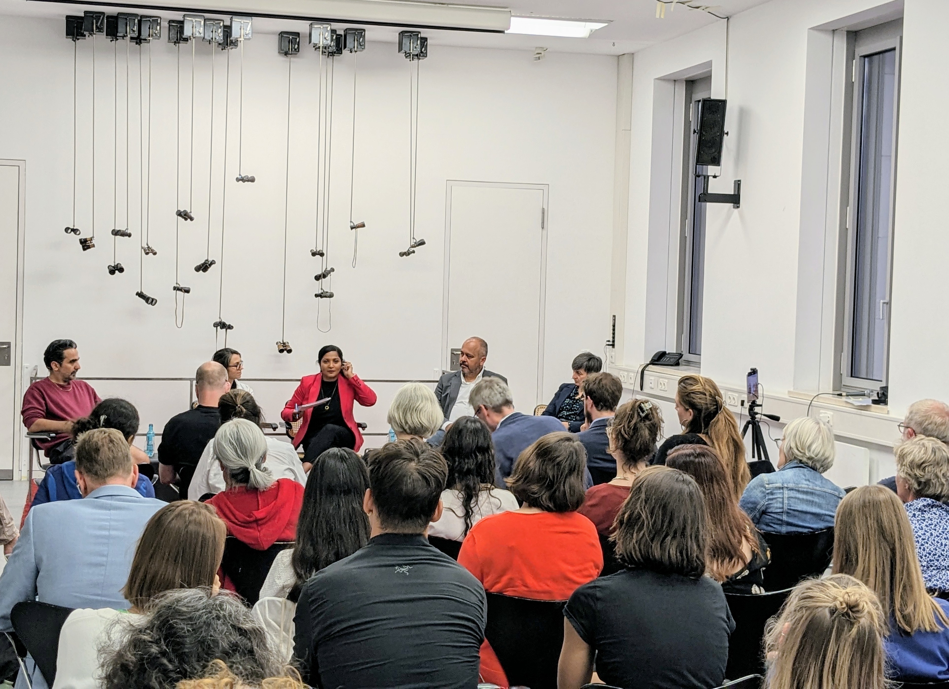 Rund 40 Zuschauer*innen lauschten gebannt der Diskussion unter dem Titel Podium: „Wer wir sind“ – Migration im Spannungsfeld deutscher Museen