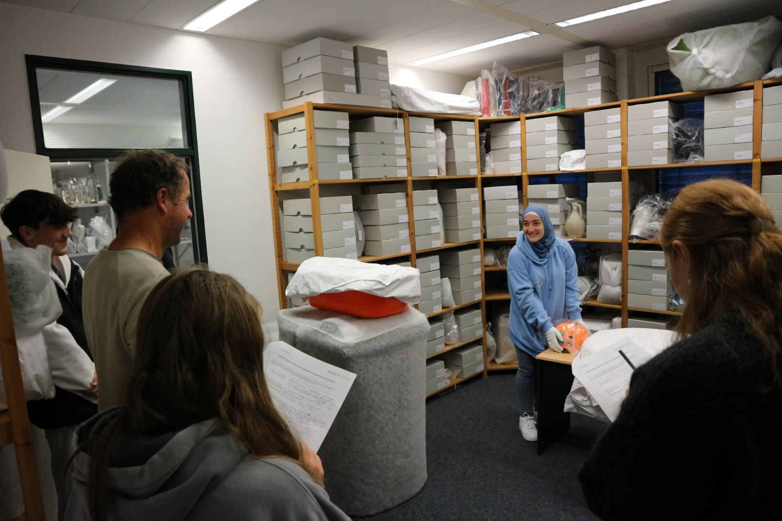 The students introduce each other to the DOMiD archive. Photo: DOMiD Archive Cologne