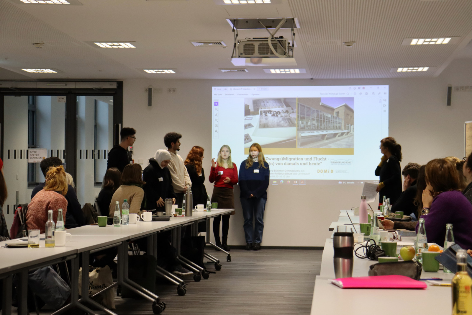 Six high school students from the Käthe Kollwitz School (Leverkusen) and the Georg Büchner Gymnasium (Düsseldorf) present the cooperation project and talk about their experiences. Photo: DOMiD Archive Cologne