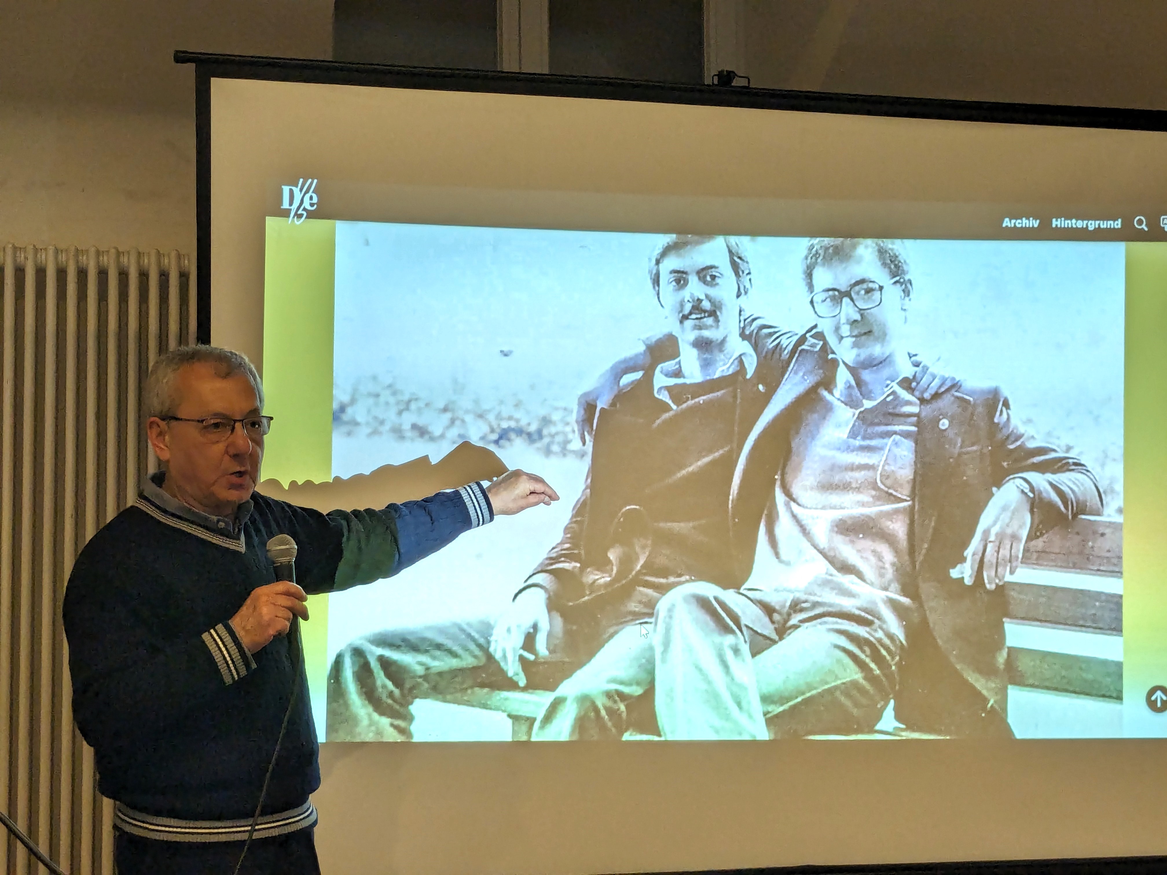 Tanju Tügel shows photographs from his past.Photo: DOMiD archive, Cologne