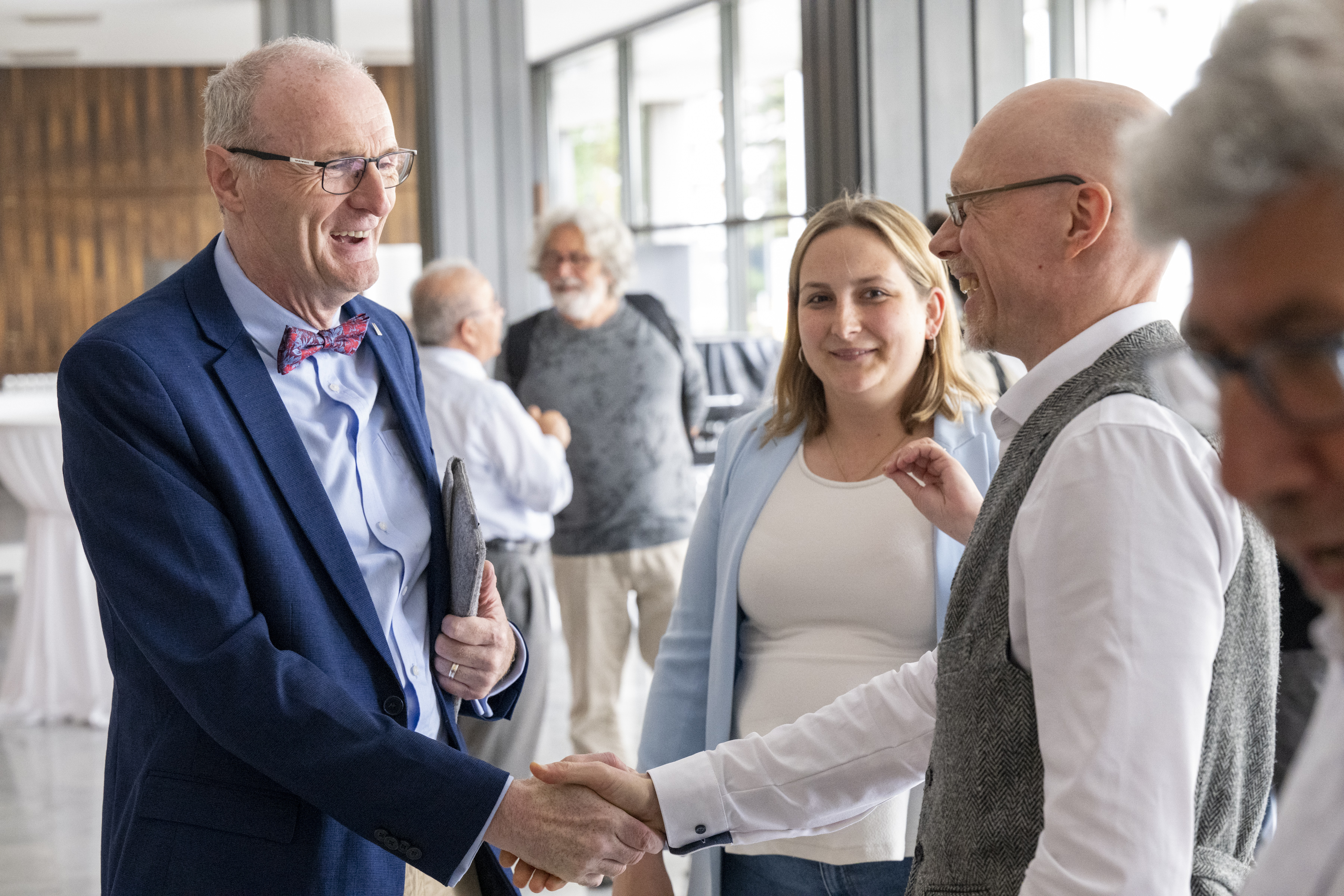 Dr. Ralf Heinen (Bürgermeister der Stadt Köln) gratuliert DOMiD-Vorstandsmitglied Jens Grimmelijkhuizen. Foto: Uwe Weiser / LVR