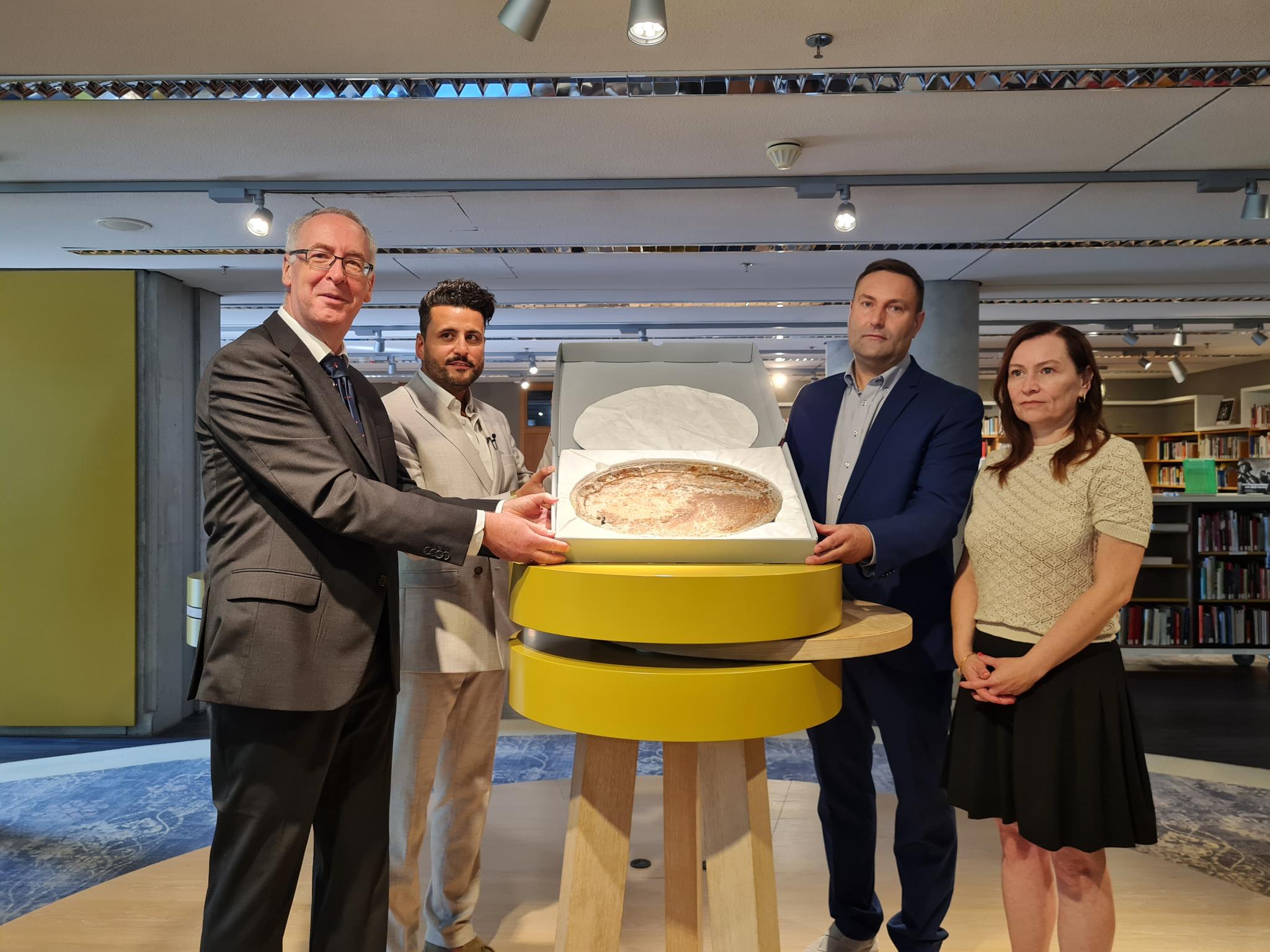 Collection Director Dr. Manfred Wichmann (Haus der Geschichte), İbrahim Arslan (survivor of the racist arson attacks in Mölln in 1992), Timo Glatz and Bengü Kocatürk-Schuster (both DOMiD) at the presentation of the silver tray in the lounge of the Haus der Geschichte in Bonn. Photo: DOMiD-Archive, Cologne