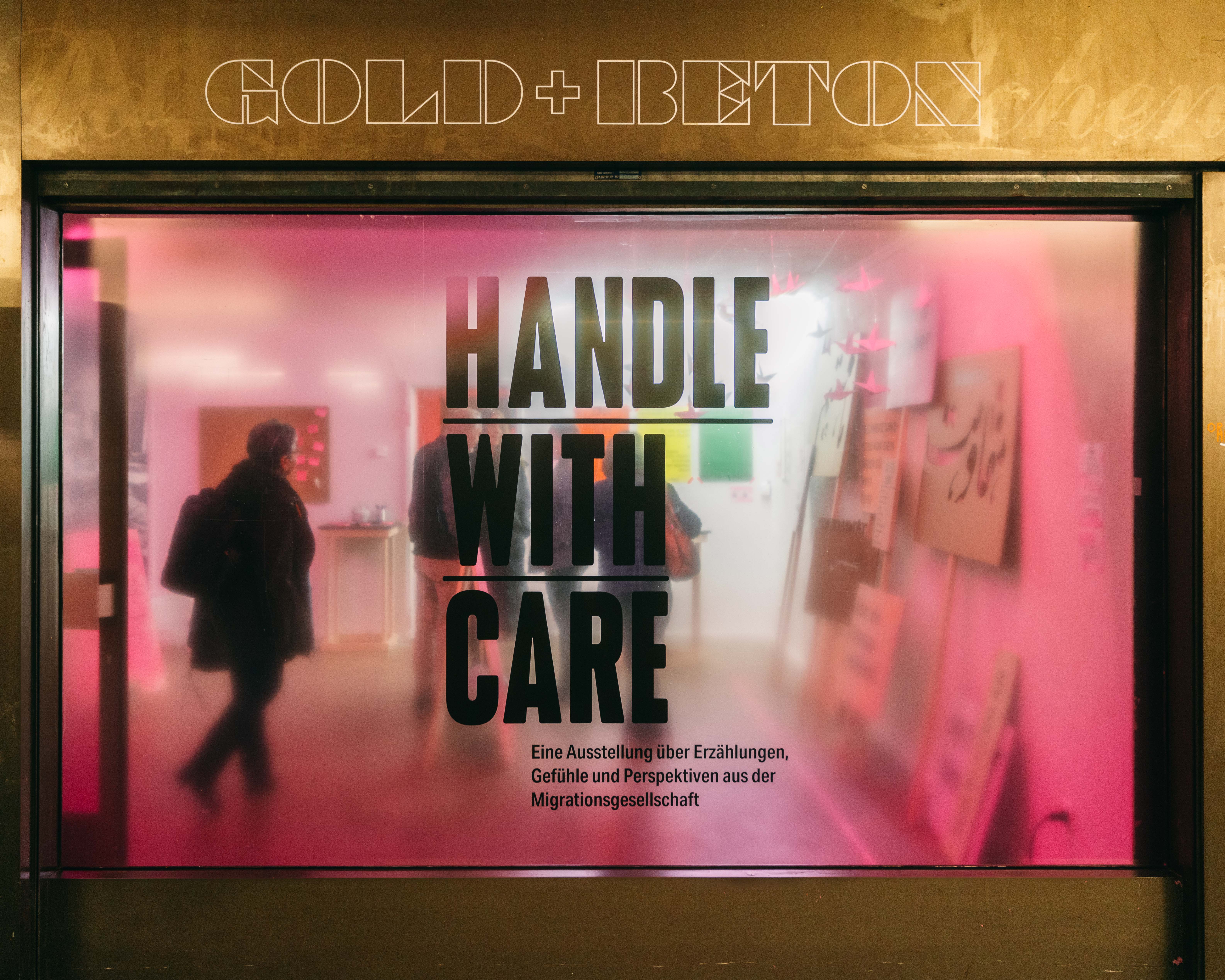 „Handle with Care – Eine Ausstellung über Erzählungen, Gefühle und Perspektiven aus der Migrationsgesellschaft“ war die Abschlusspräsentation des vierten und letzten DOMiDLabs. „Handle with Care“ war 12.10. – 28.11.2024 bei GOLD+BETON und Gemeinde Köln in der Ebertplatzpassage zu sehen. Fragen des vierten DOMiDLab „Vorsicht Trigger! Sensible Objekte und Themen multiperspektivisch ausstellen“ waren unter anderem, wie können in einer Ausstellung Objekte und Geschichten, die starke Gefühle auslösen, sensibel ausgestellt werden und wie können wir als Museum einen gestalterischen und räumlichen Umgang mit unterschiedlichen Gefühlen finden? Foto: Fadi Elias – In-Haus Media 2024