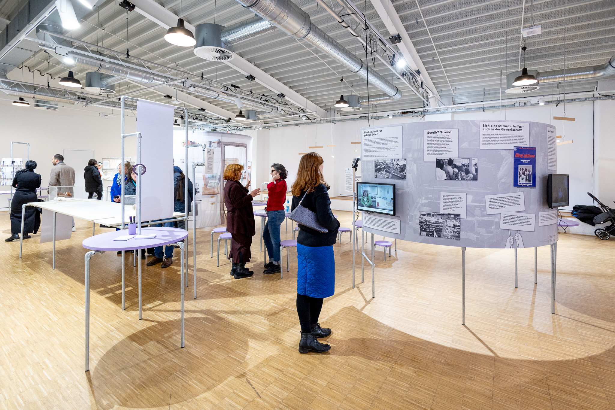 “WERT / SCHÄTZEN –  Eine Ausstellung über Anerkennung in der Migrationsgesellschaft” was on display from 20.01. to 28.02.2024 in the Halle of the Alte Feuerwache Köln. “WERT/SCHÄTZEN” was the final presentation of the third DOMiDLab ‘Re-Act! The design of (re-)active elements’. Based on the topic of “Work and Migration”, the lab explored the question “What is a person worth?” Photo: Fadi Elias - In-Haus Media 2024 Photo: Fadi Elias - In-Haus Media 2024